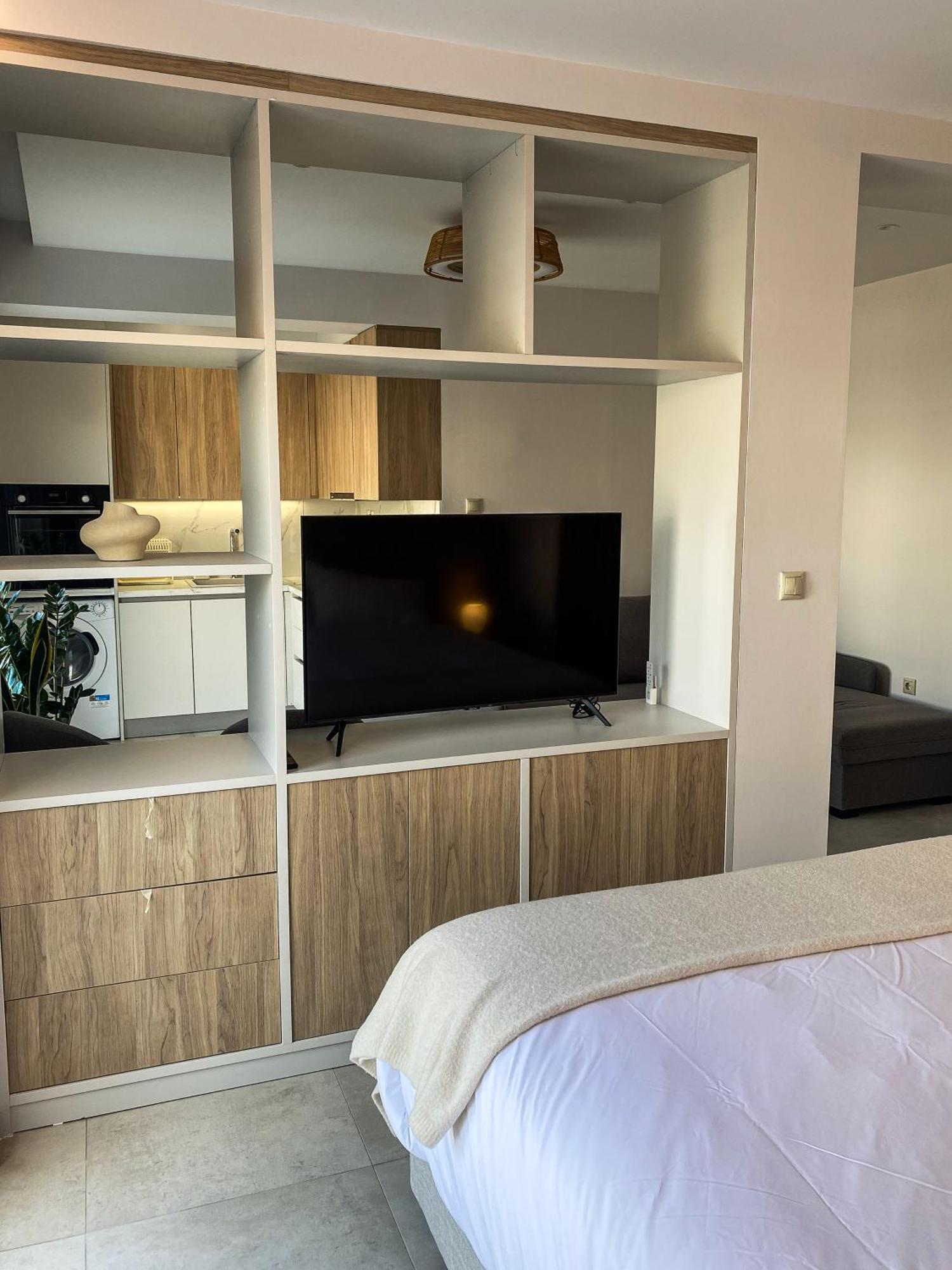 Apartment Modern With Large Private Balcony