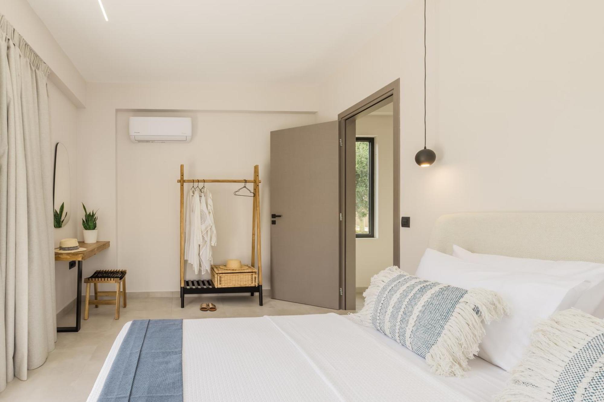 Avithos - Lassu Retreat * Zola