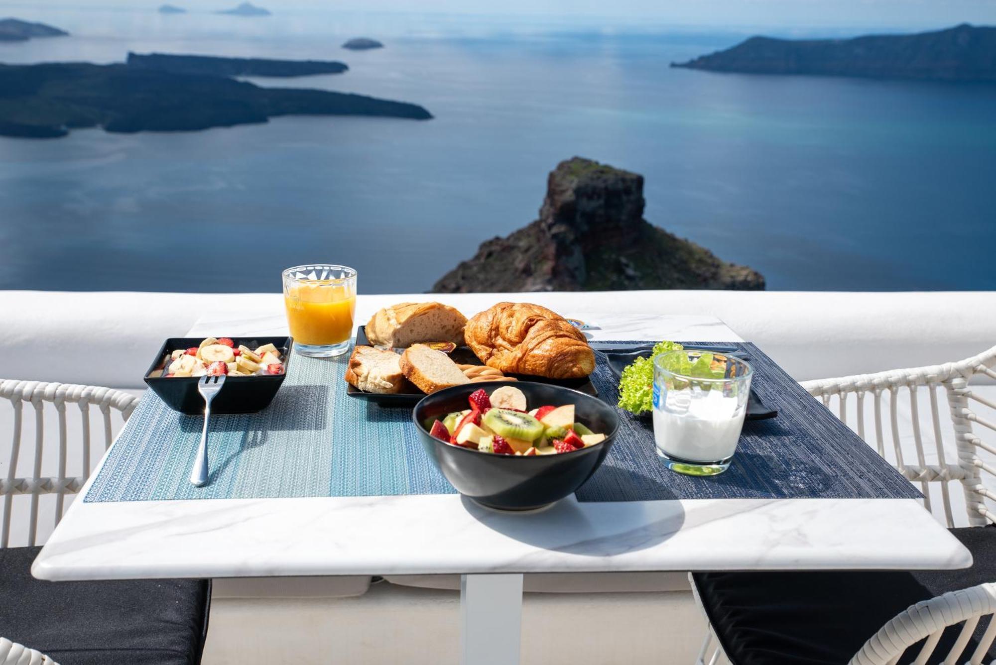 Heavens Edge Imerovigli (Santorini)