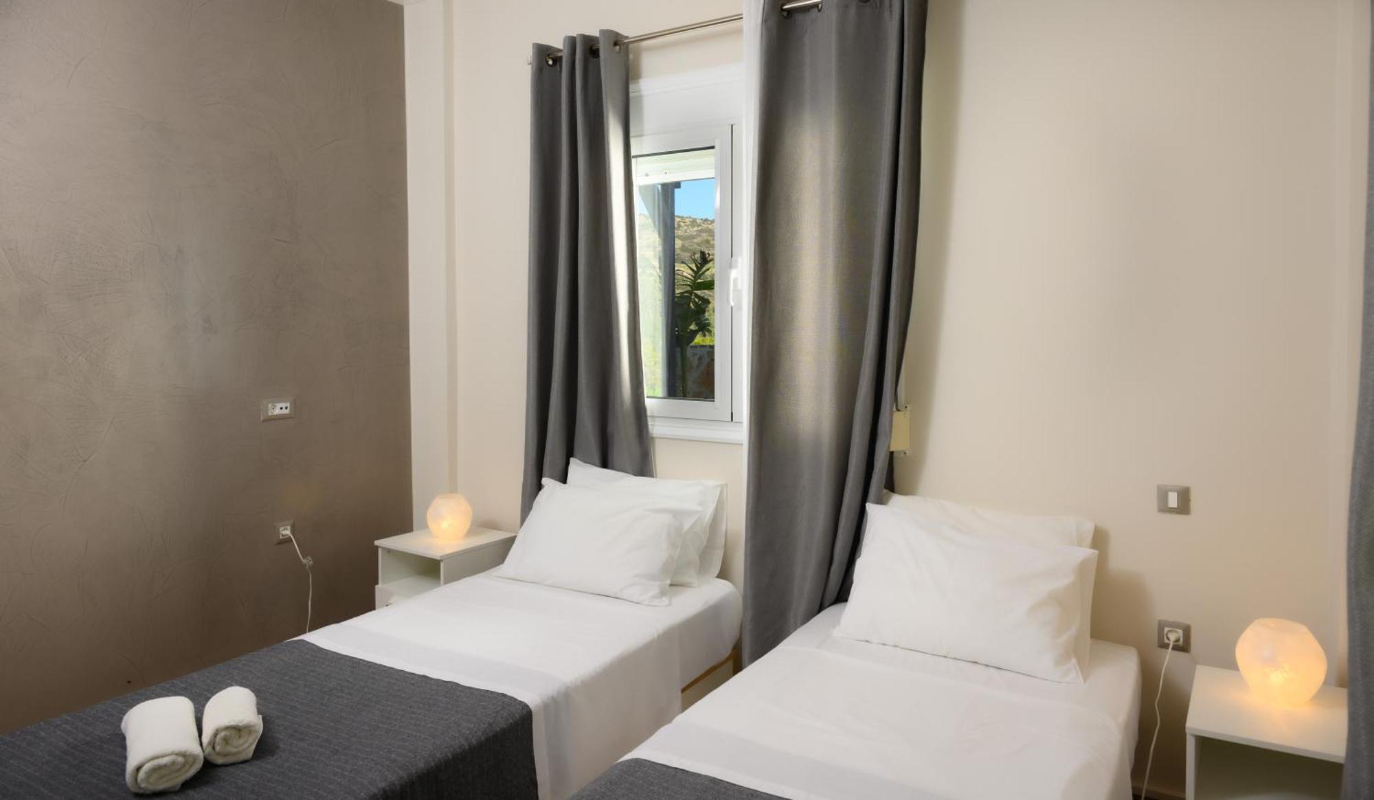 Victoria's Luxury - Private Pool, Jacuzzi Apartment