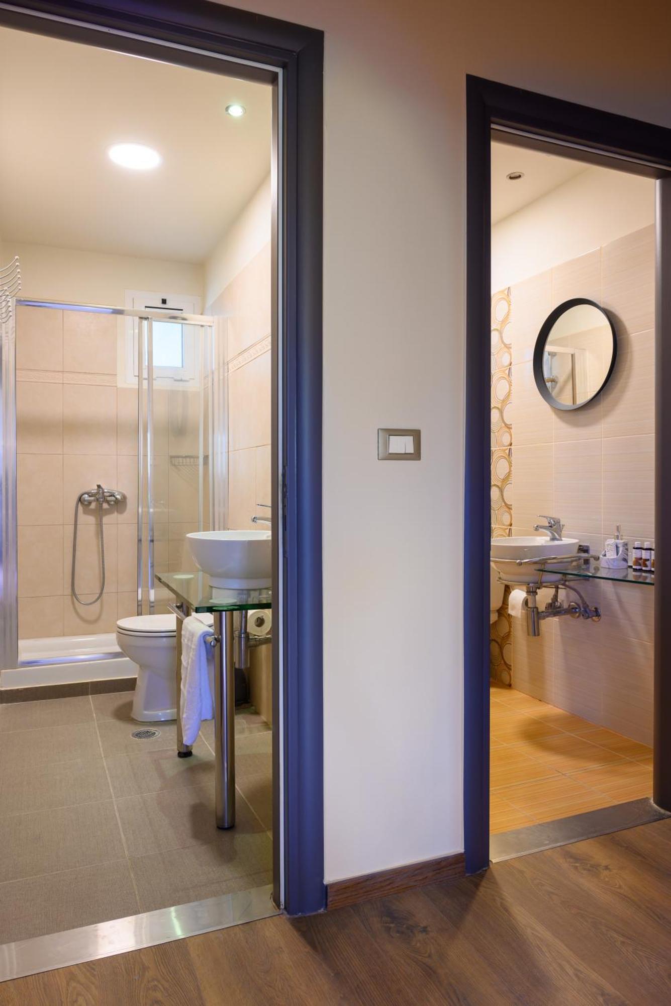 Victoria's Luxury - Private Pool, Jacuzzi Apartment *