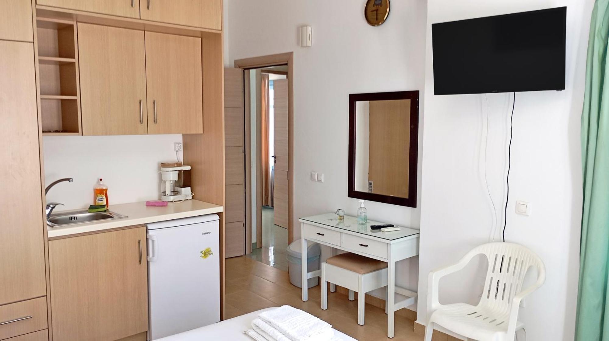 Danae - Seaside With Pool & Hot Tub Villa *