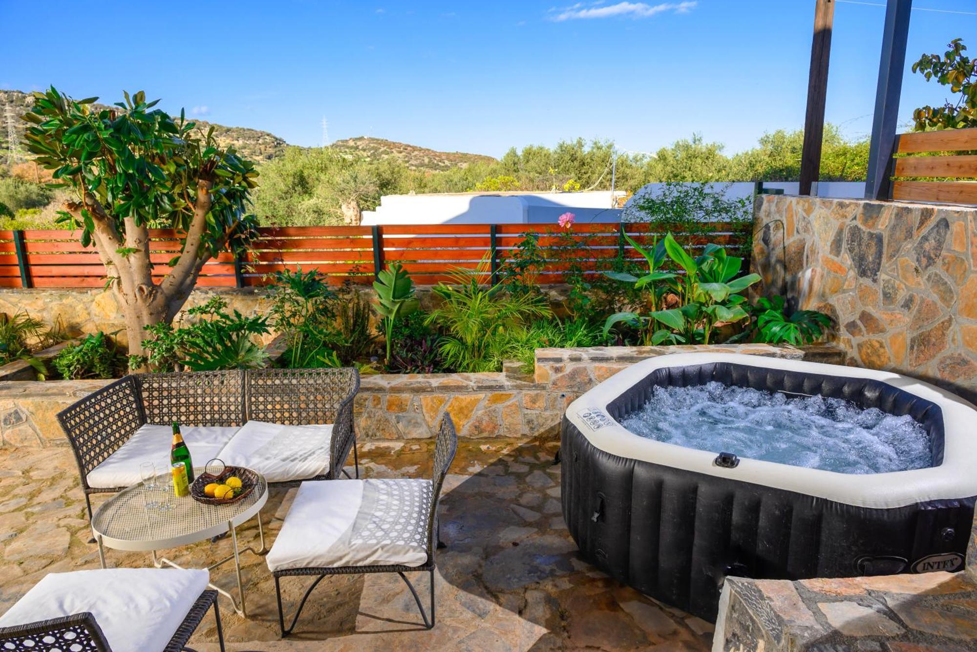 Victoria's Luxury - Private Pool, Jacuzzi Apartment *