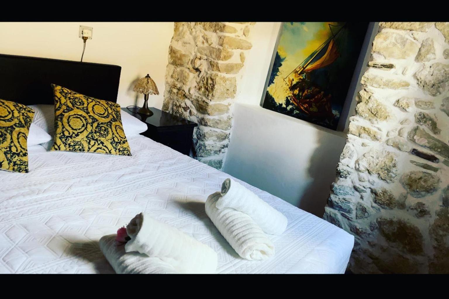 Art House Pagoi Sleeps 6 Parking 5 Min To