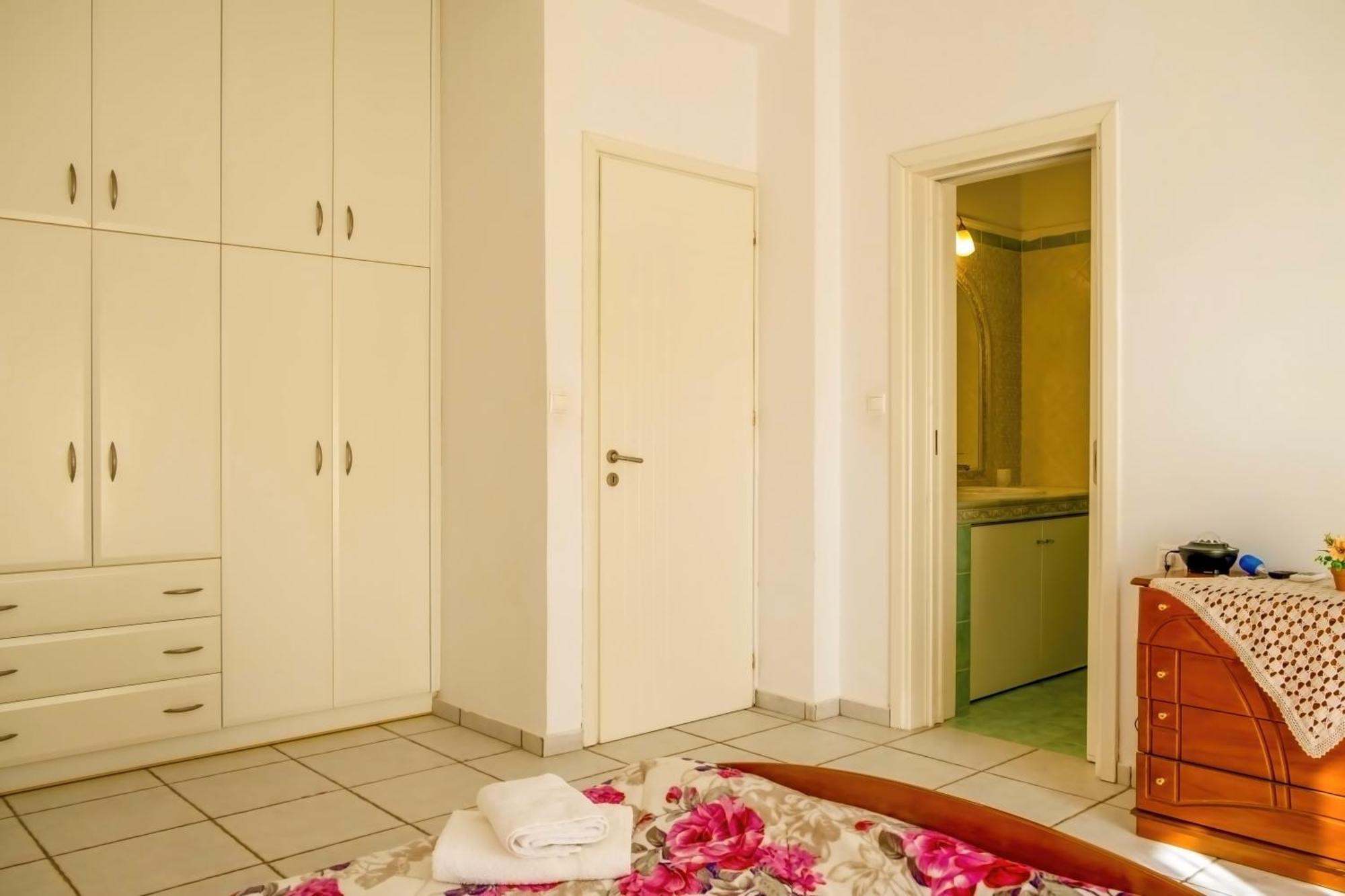 Afroditi In Chania Near Airport With Private Pool, Free Wi-fi, Souda Bay Views, Garden Oasis Villa Kounoupidhiana