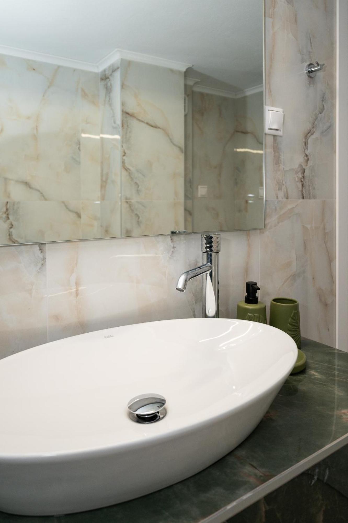 Margo Luxury Living 2 By 8essentially Apartment