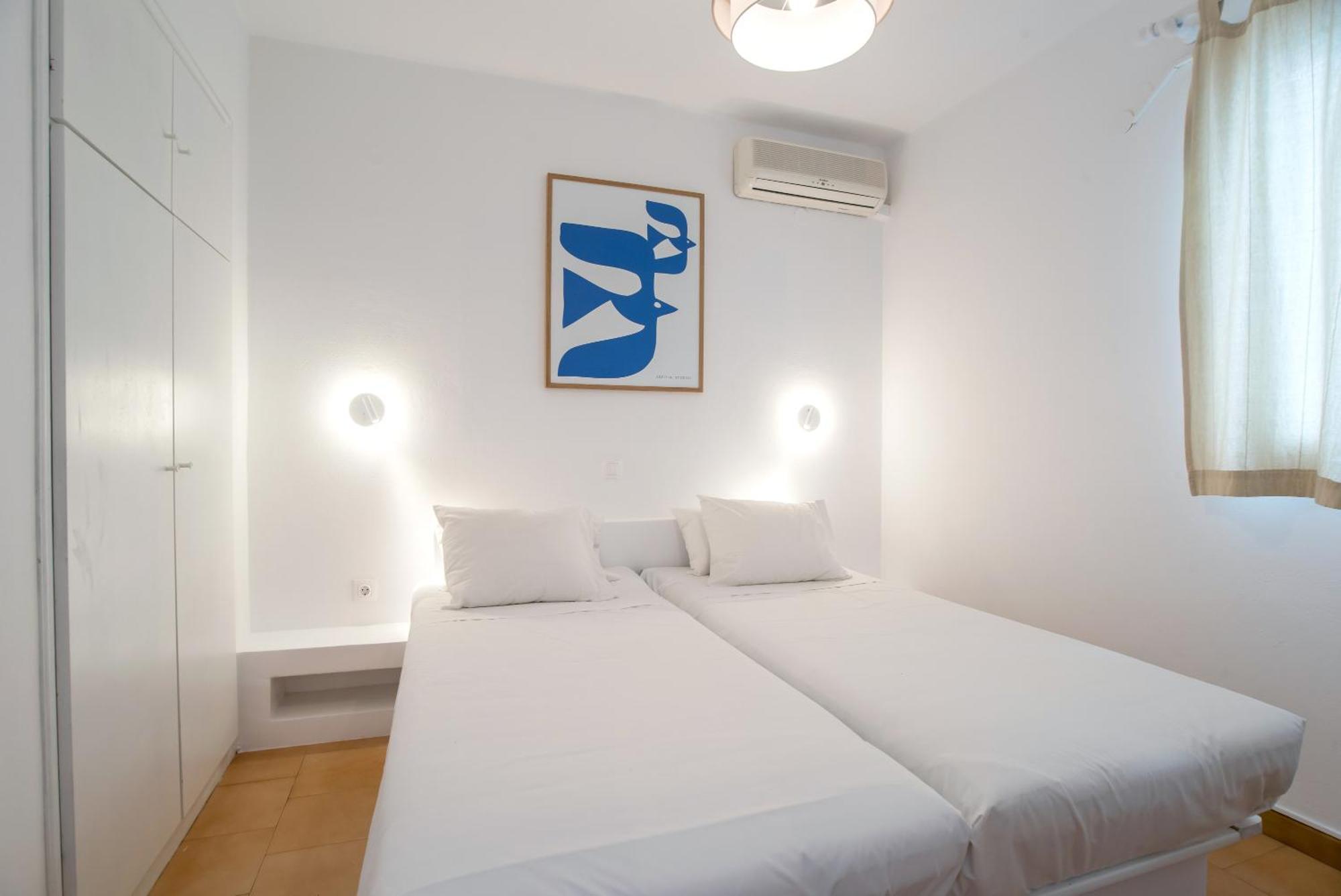 Adelfia * Parikia (Paros)