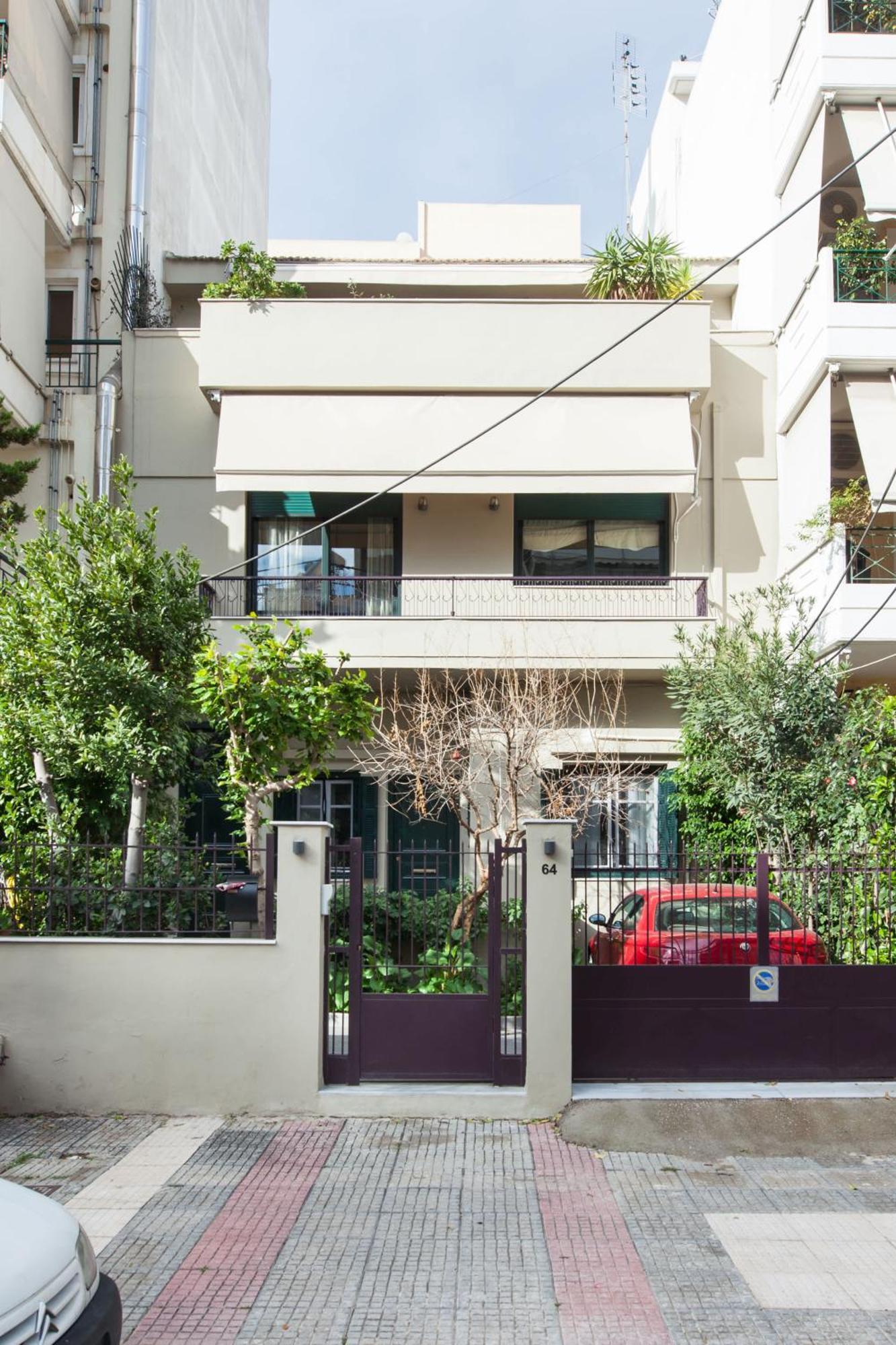Peaceful With Quiet Private Yard In Kallithea