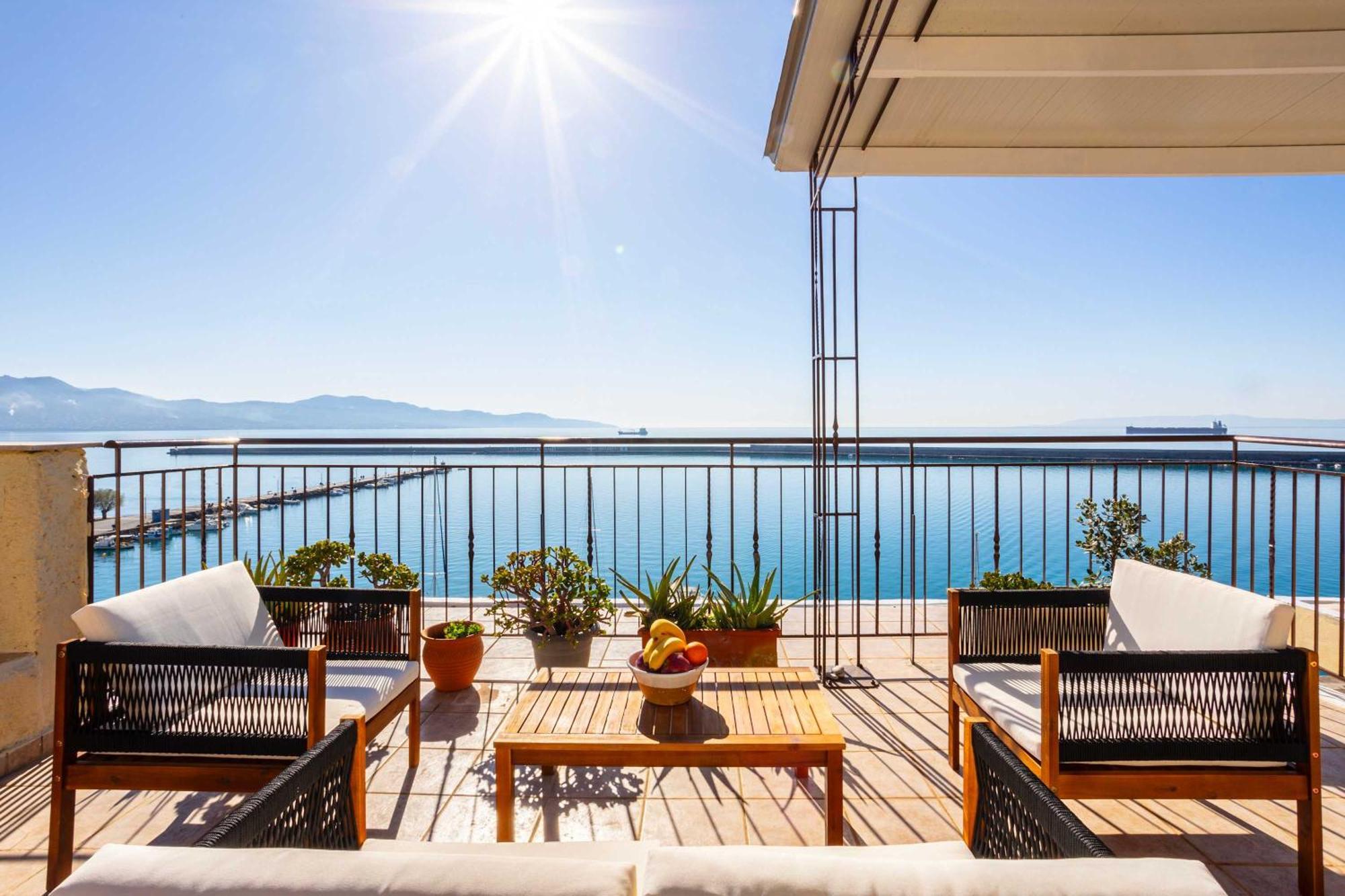 Beachfront Sunny Penthouse - Seabliss Apartment