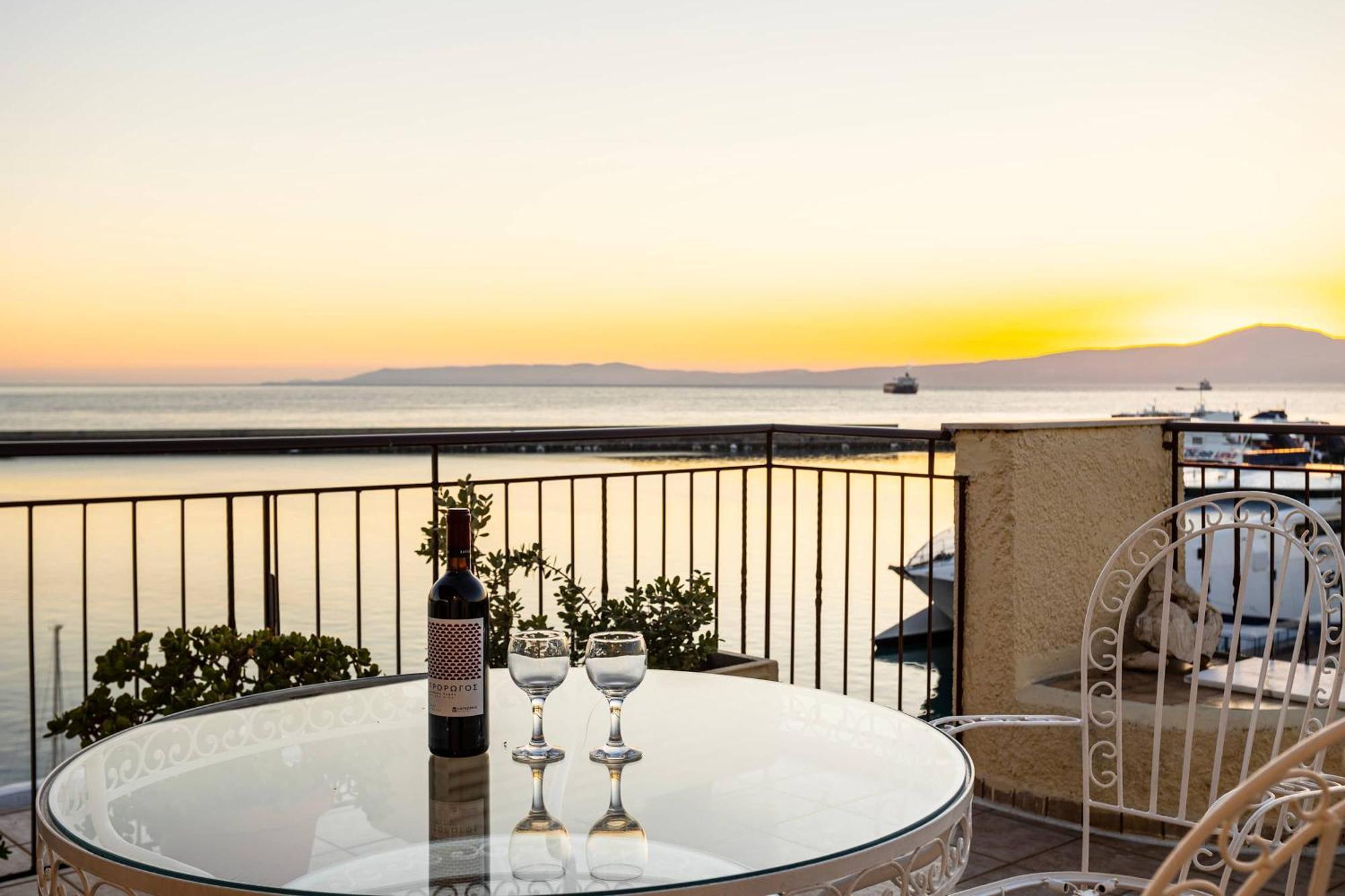 Beachfront Sunny Penthouse - Seabliss *