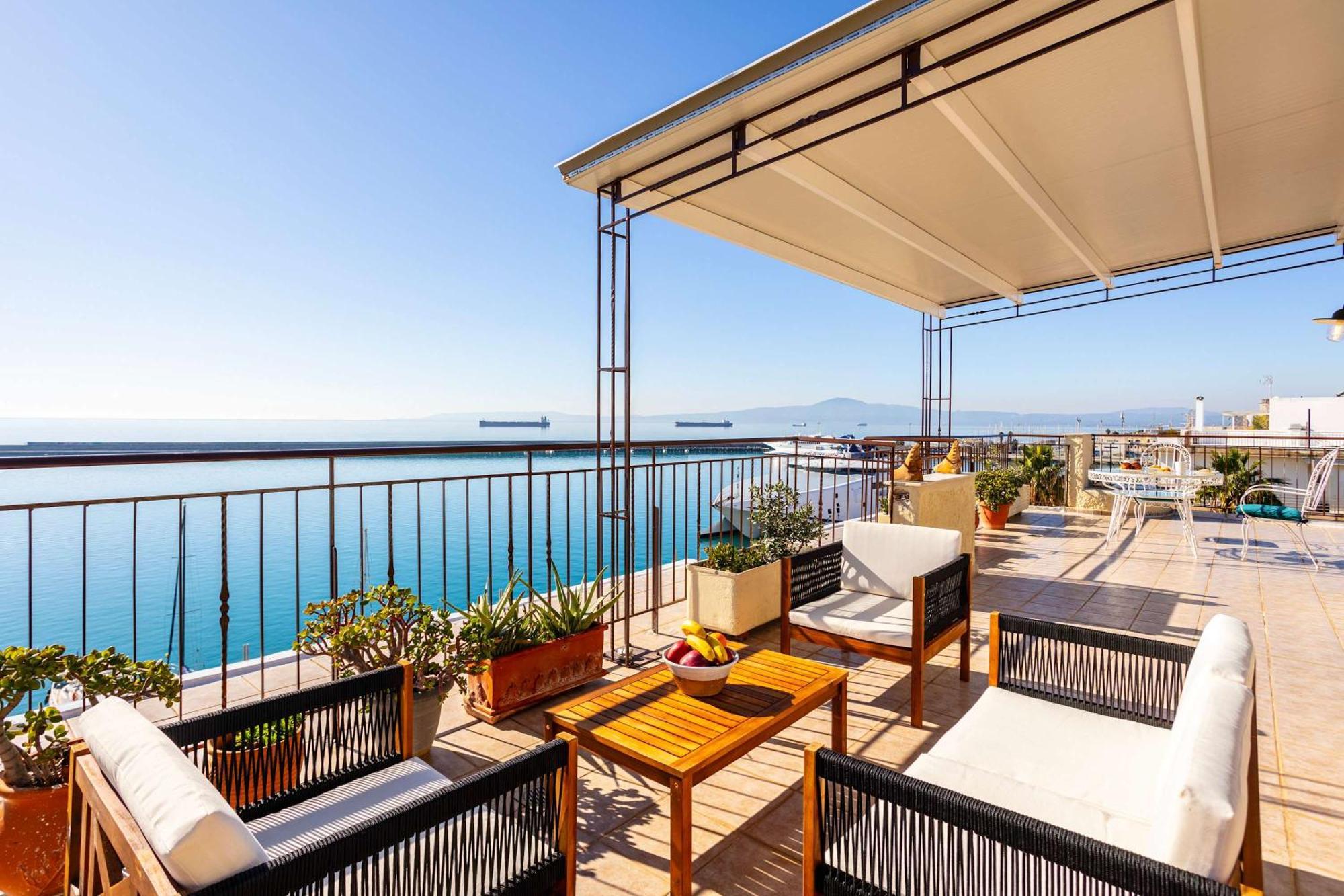 Beachfront Sunny Penthouse - Seabliss * Kalamata