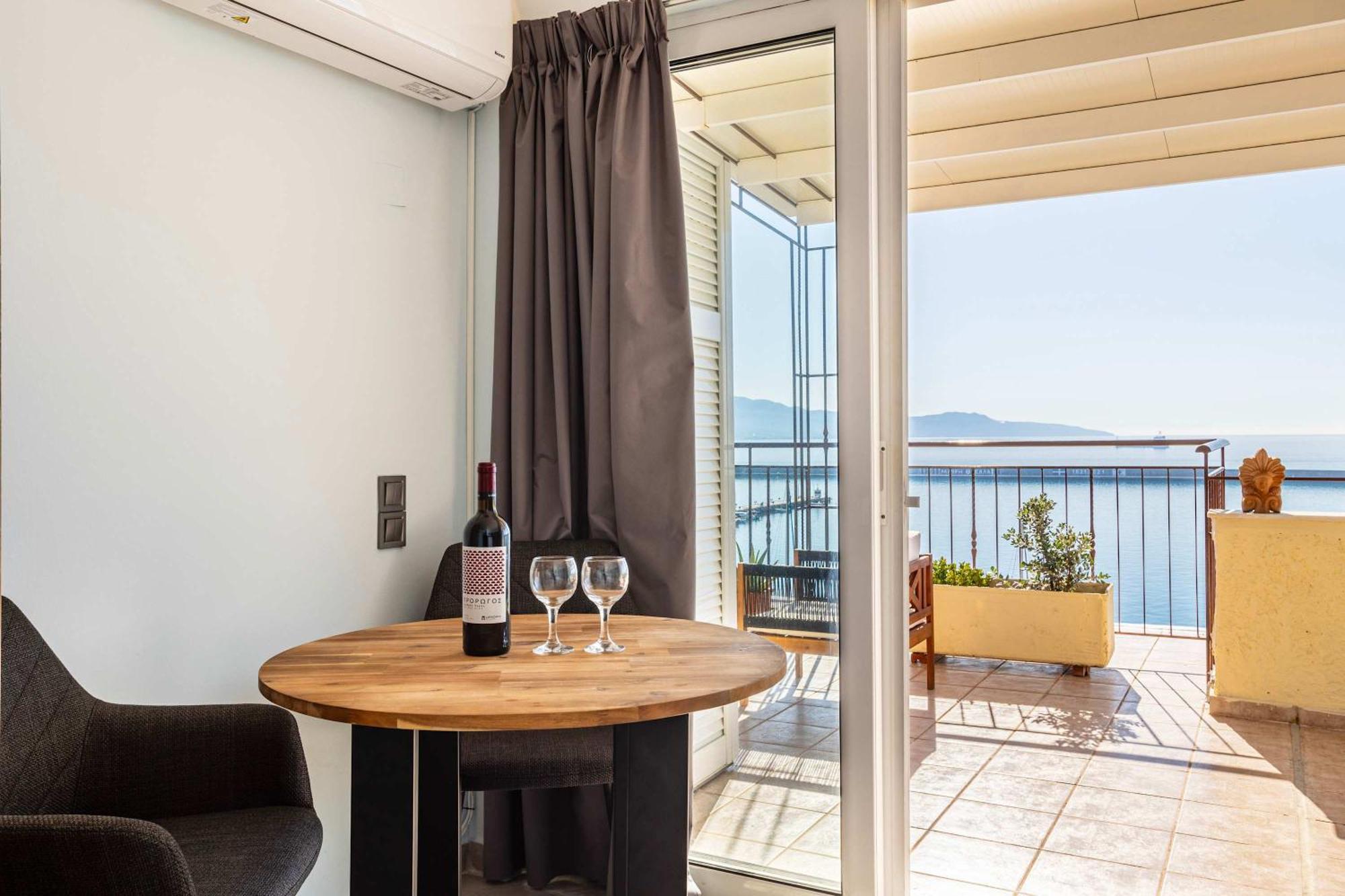 Beachfront Sunny Penthouse - Seabliss Apartment