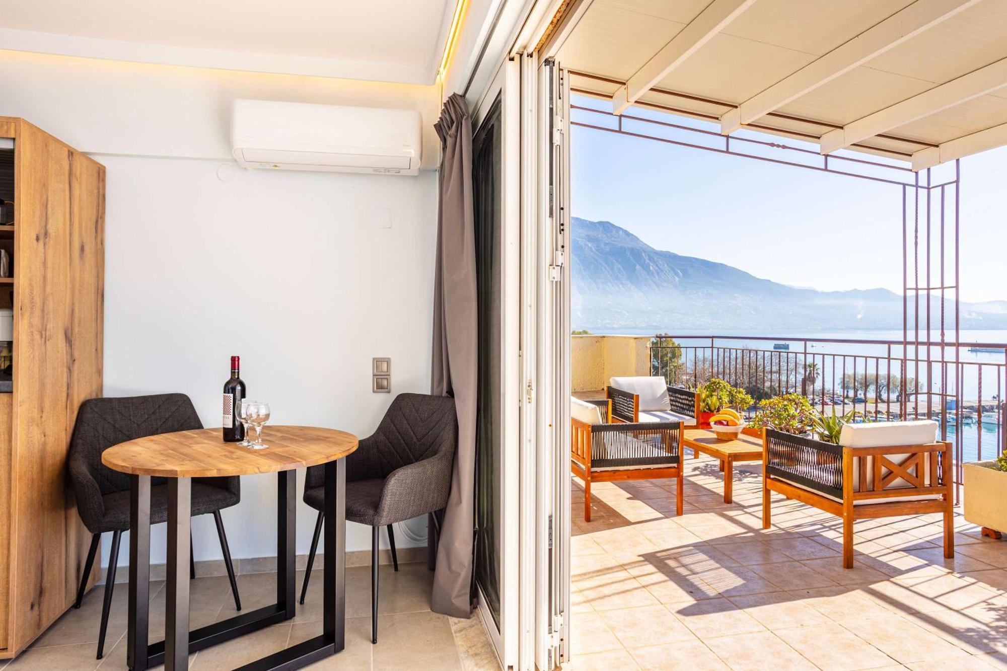 Beachfront Sunny Penthouse - Seabliss *