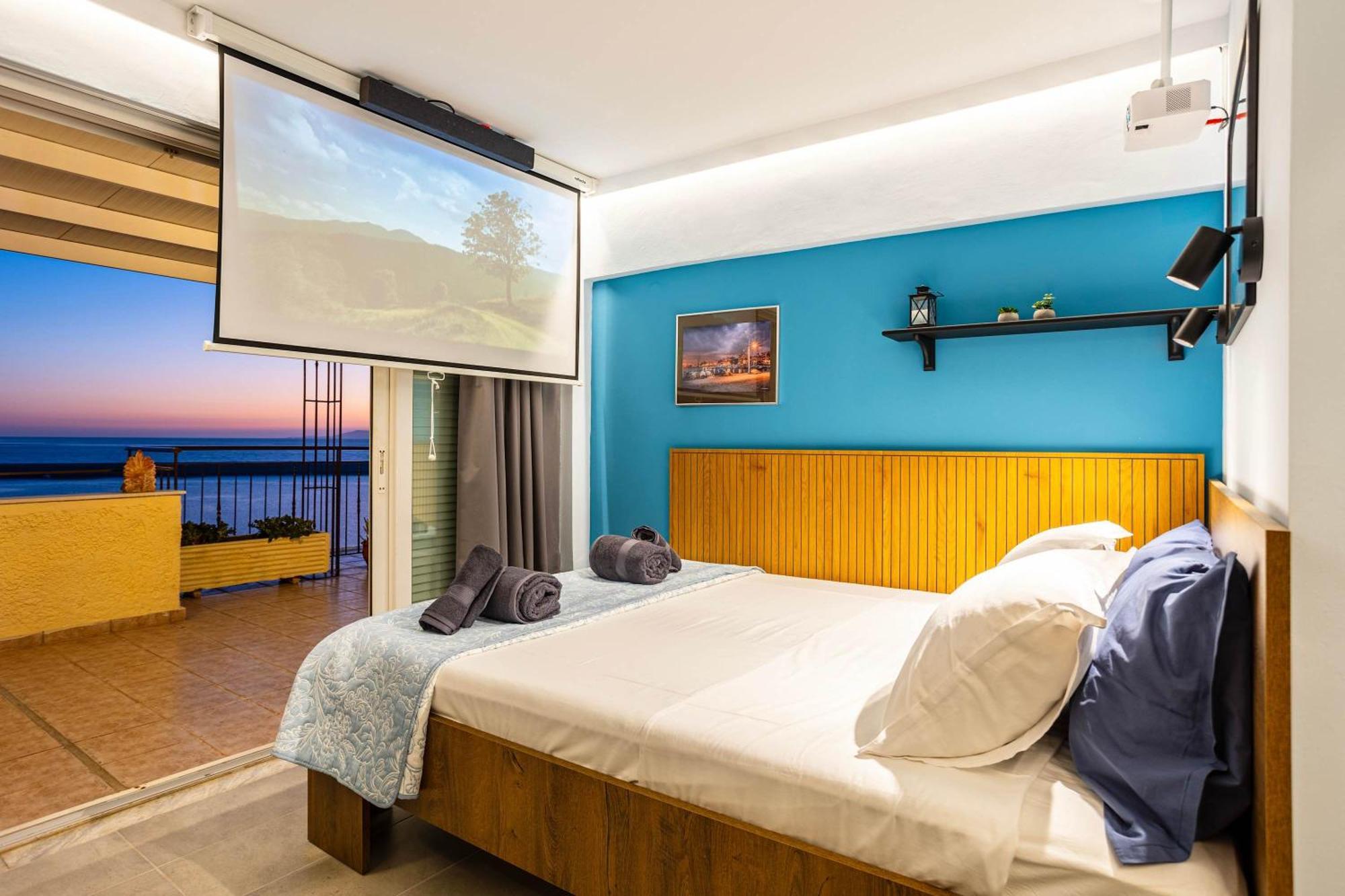 Beachfront Sunny Penthouse - Seabliss