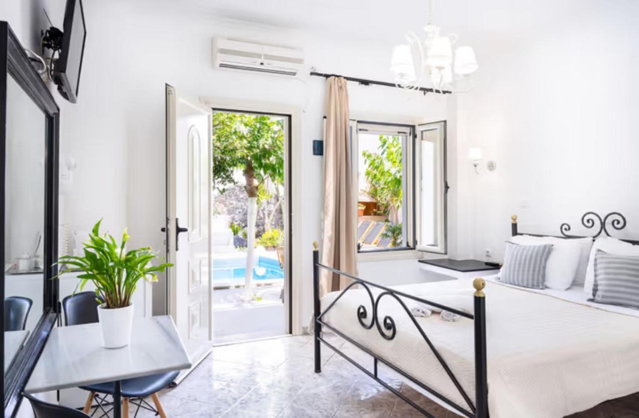 Danae 3* Fira (Santorini)
