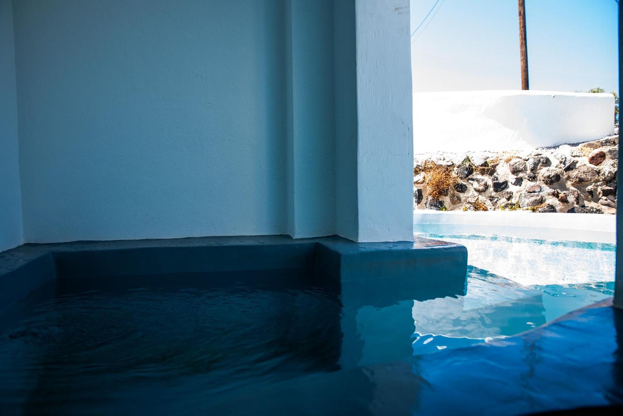 Aparthotel White Cave 3*