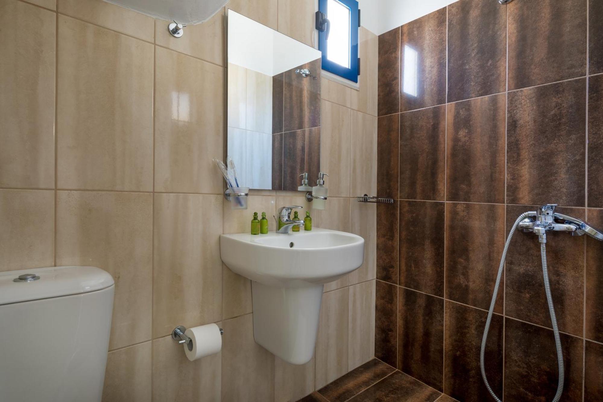 Hotel John Akroyiali 3*