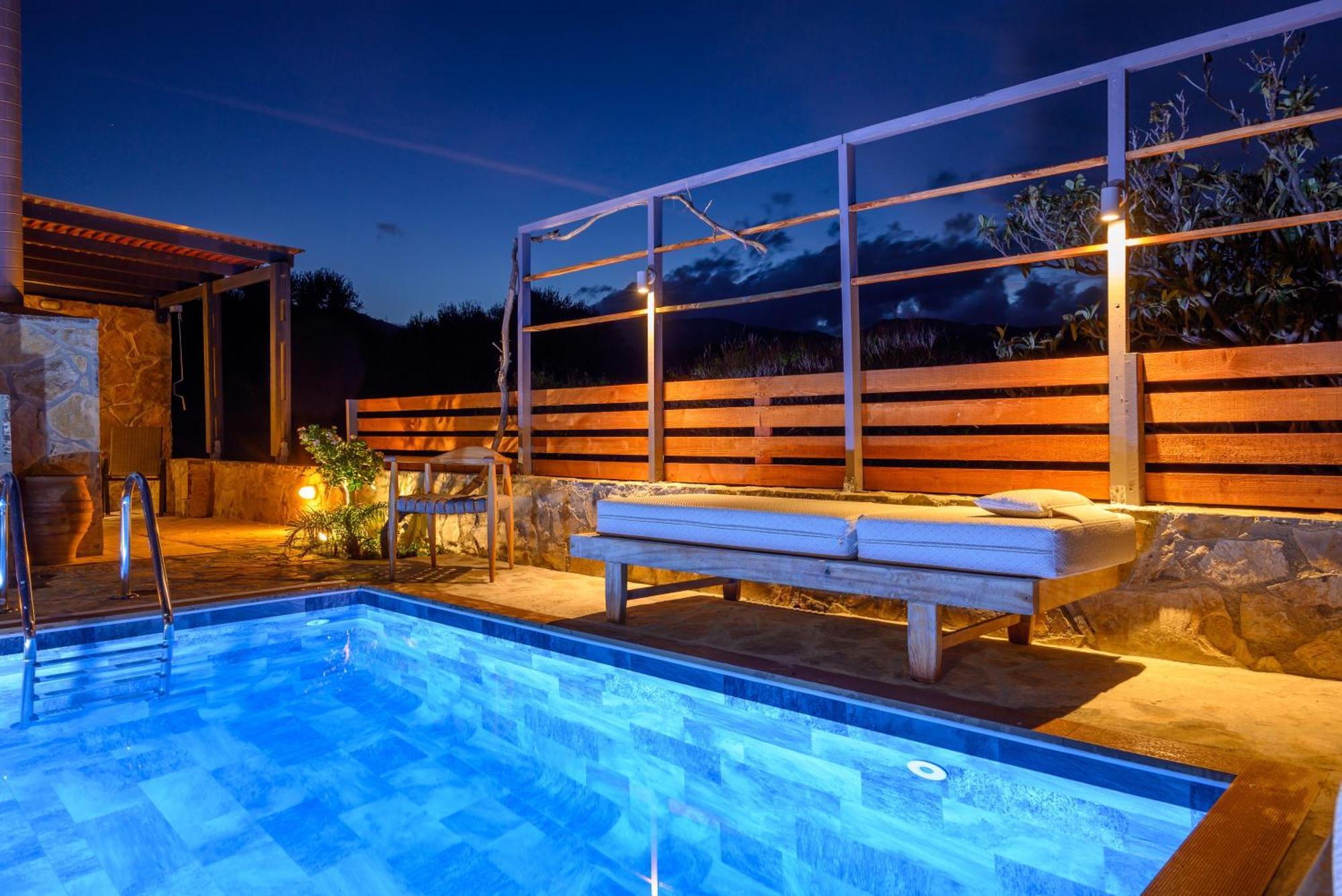 Victoria's Luxury - Private Pool, Jacuzzi