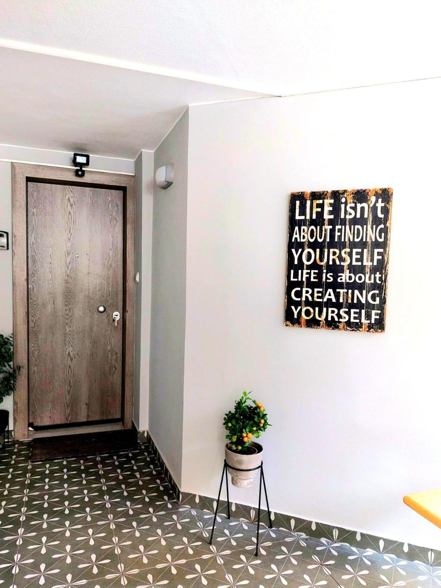 Glyfada's Cosy Apartment