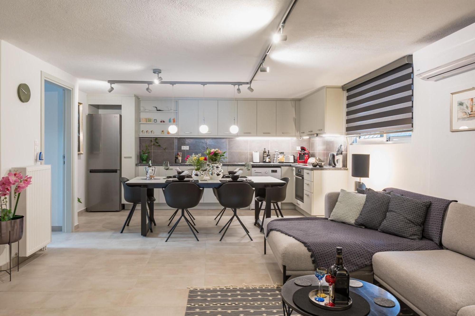 Glyfada's Cosy Apartment Athens