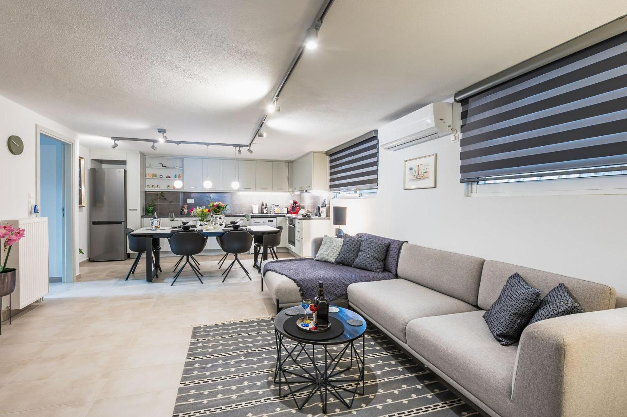 Glyfada's Cosy Apartment