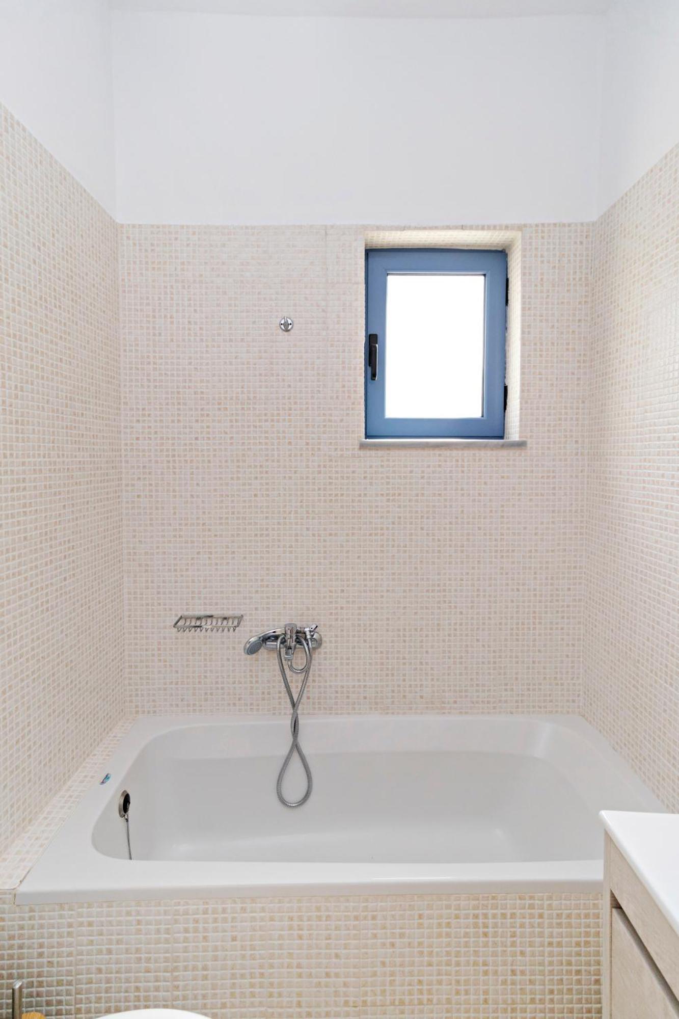 Kimi -new Listing With Sea Views!