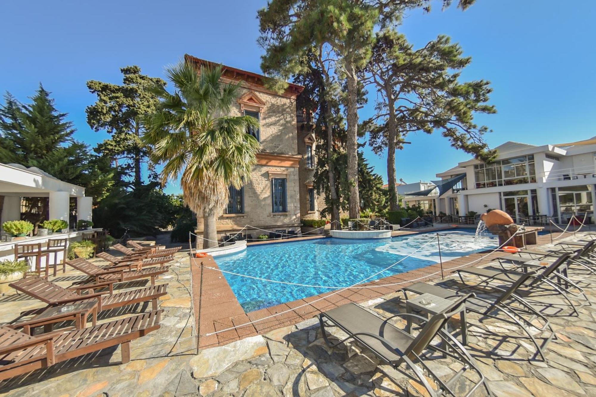 Aparthotel The Loriet Mytilene