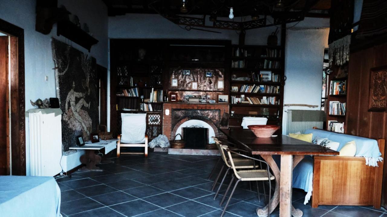 Dinos' House *