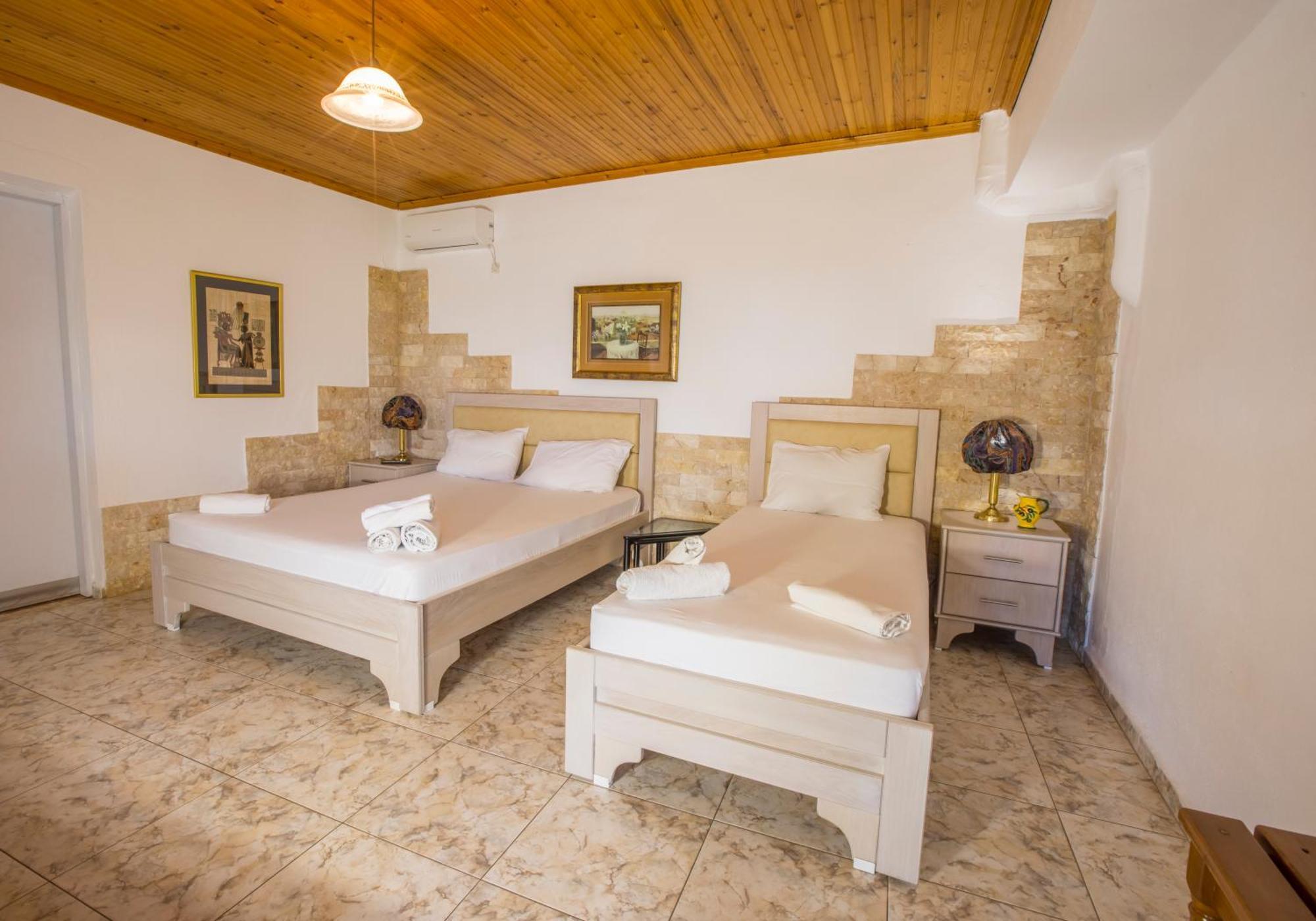 Alekas Hotel *