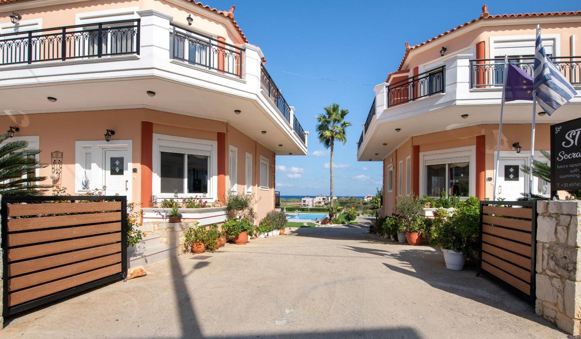 Socrate's Apartment's With Share Pool Kamisiana