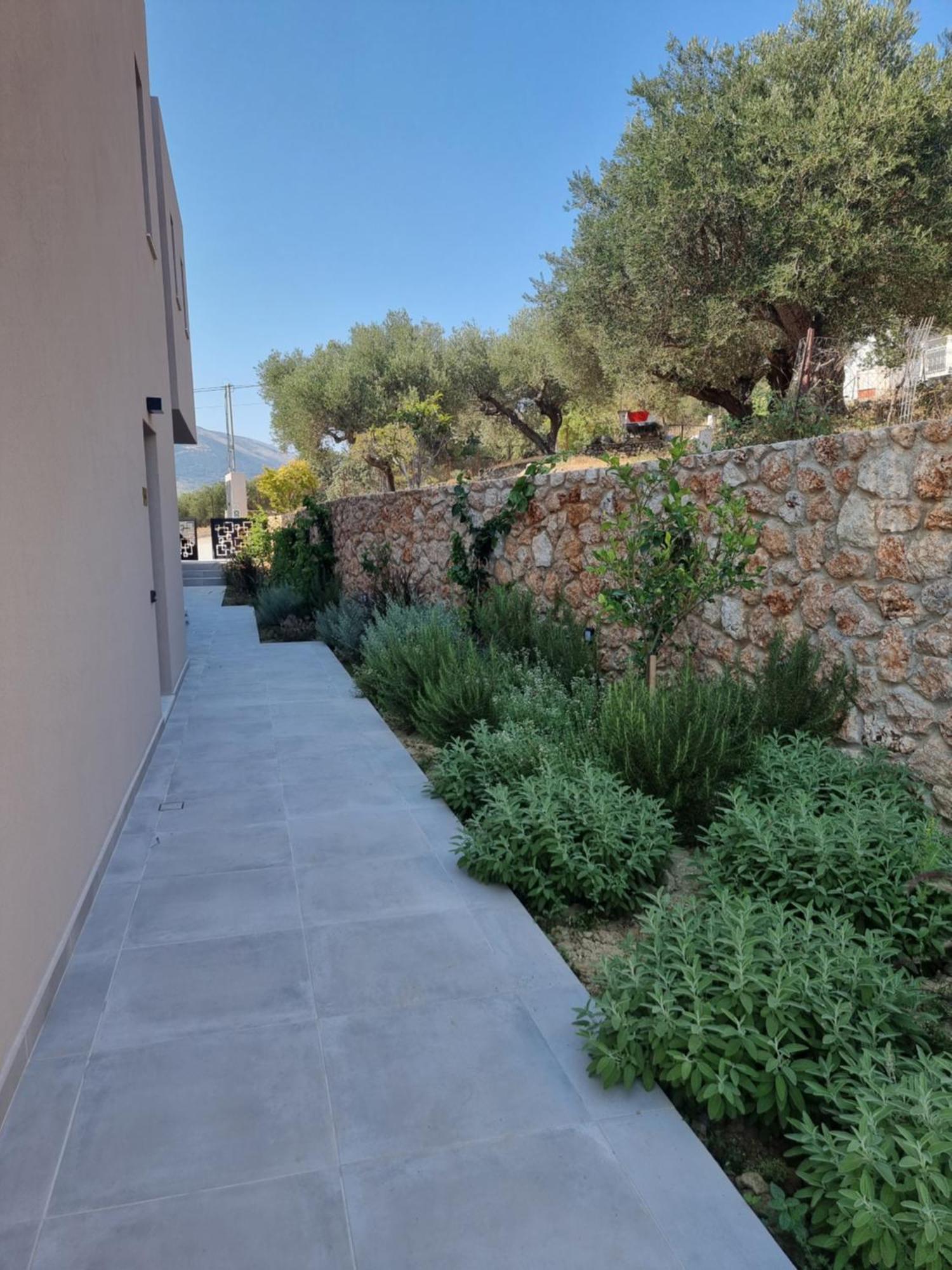 Avithos - Lassu Retreat * Zola