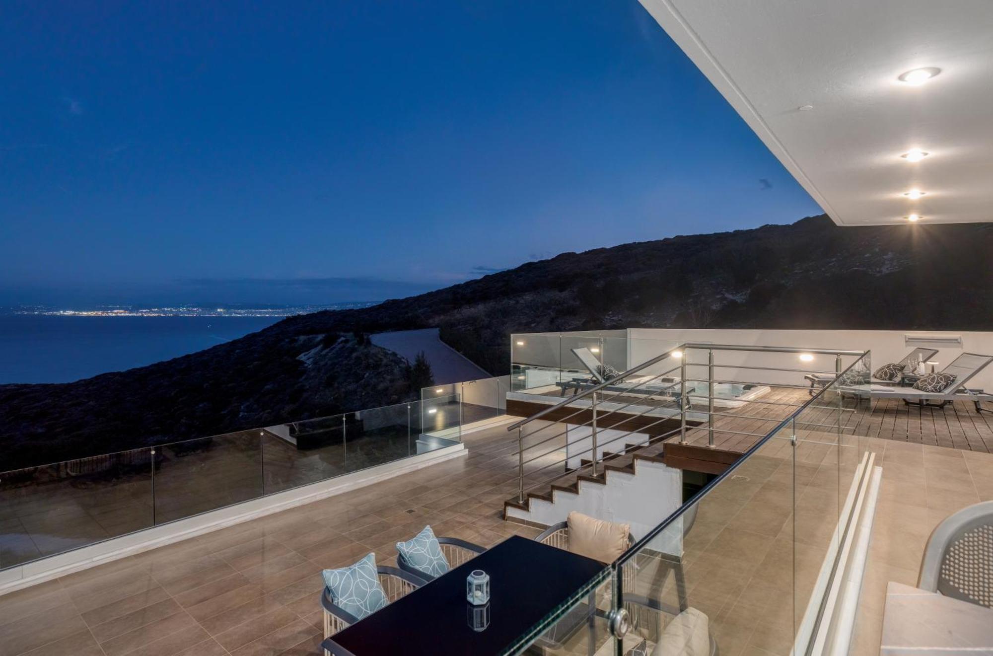 Deep Blue Luxury Theseus - Private Jacuzzi - Sea View Villa