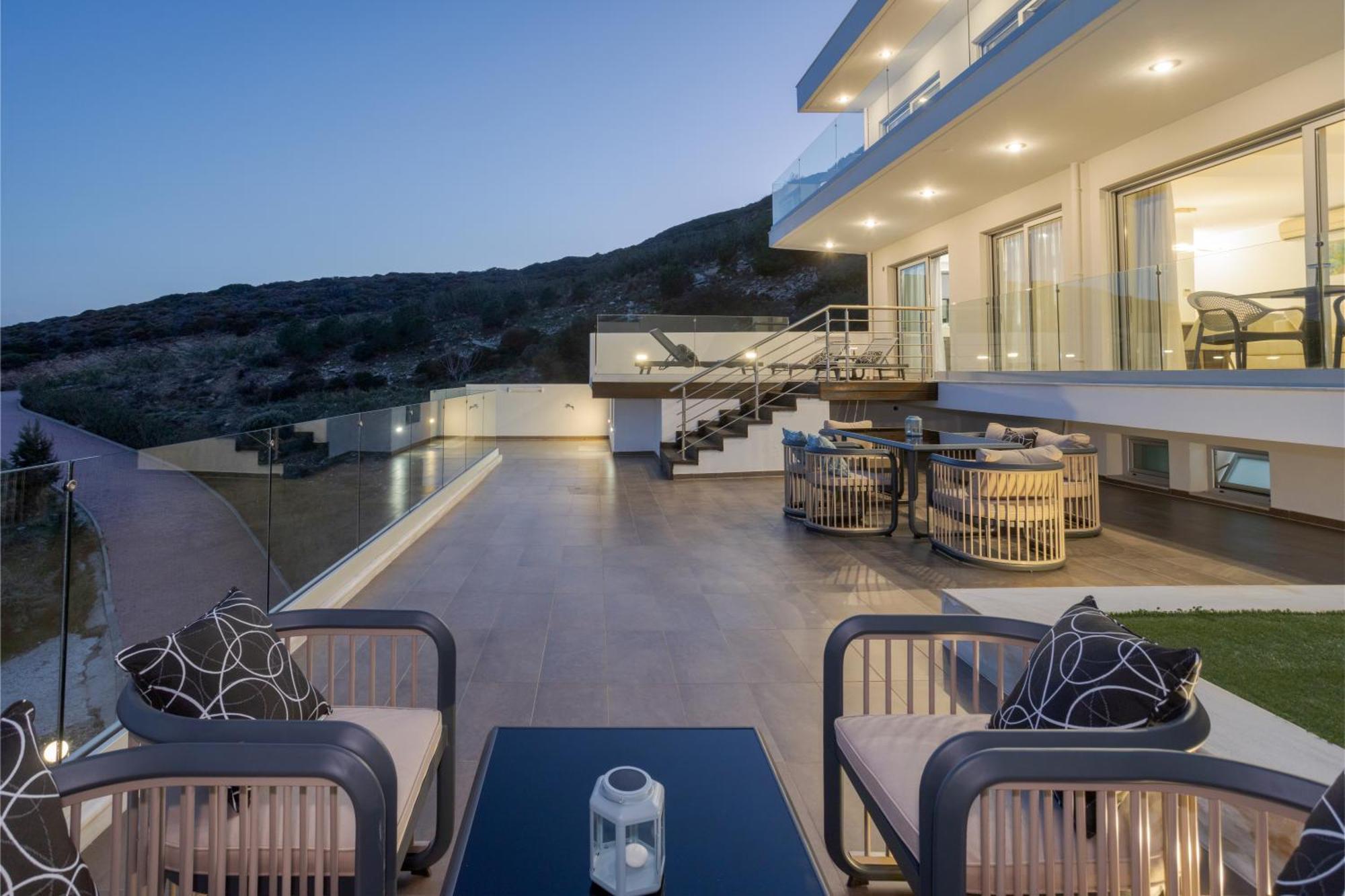 Deep Blue Luxury Theseus - Private Jacuzzi - Sea View Villa