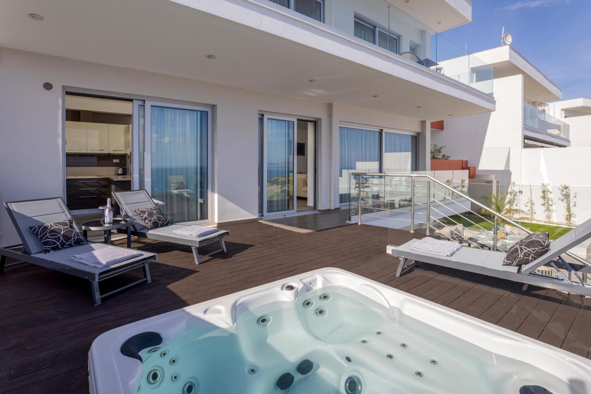 Deep Blue Luxury Theseus - Private Jacuzzi - Sea View *