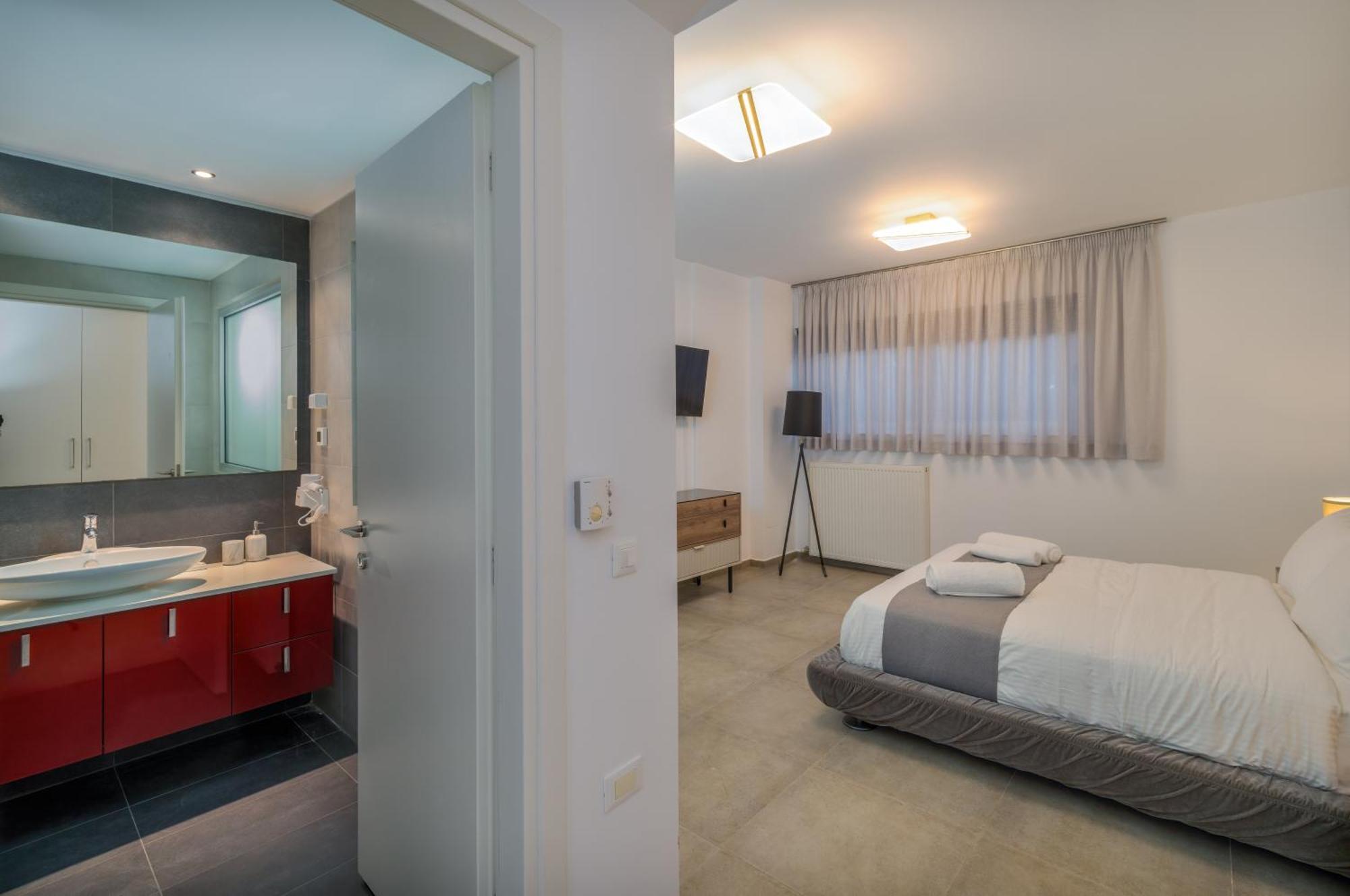 Deep Blue Luxury Theseus - Private Jacuzzi - Sea View *