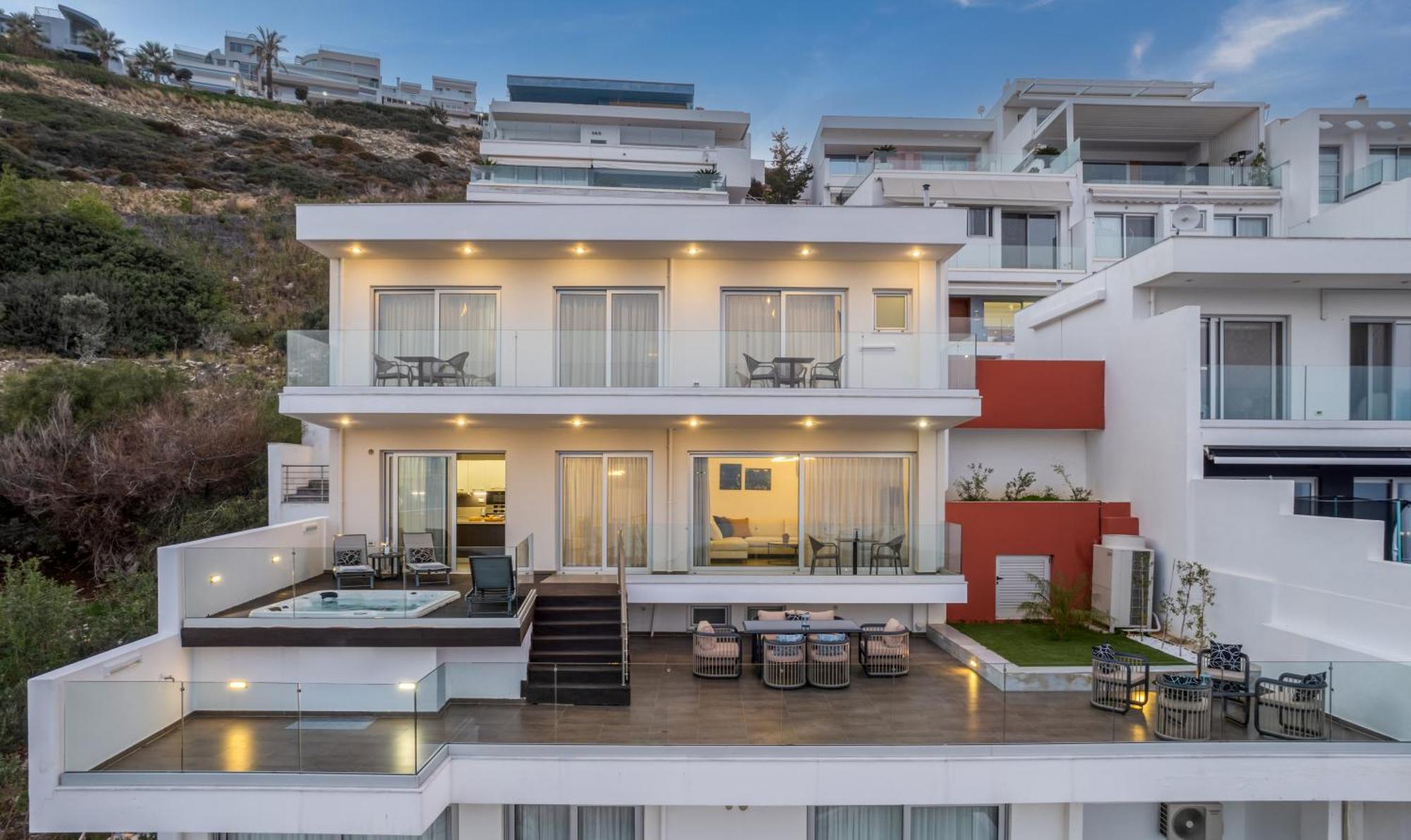 Deep Blue Luxury Theseus - Private Jacuzzi - Sea View