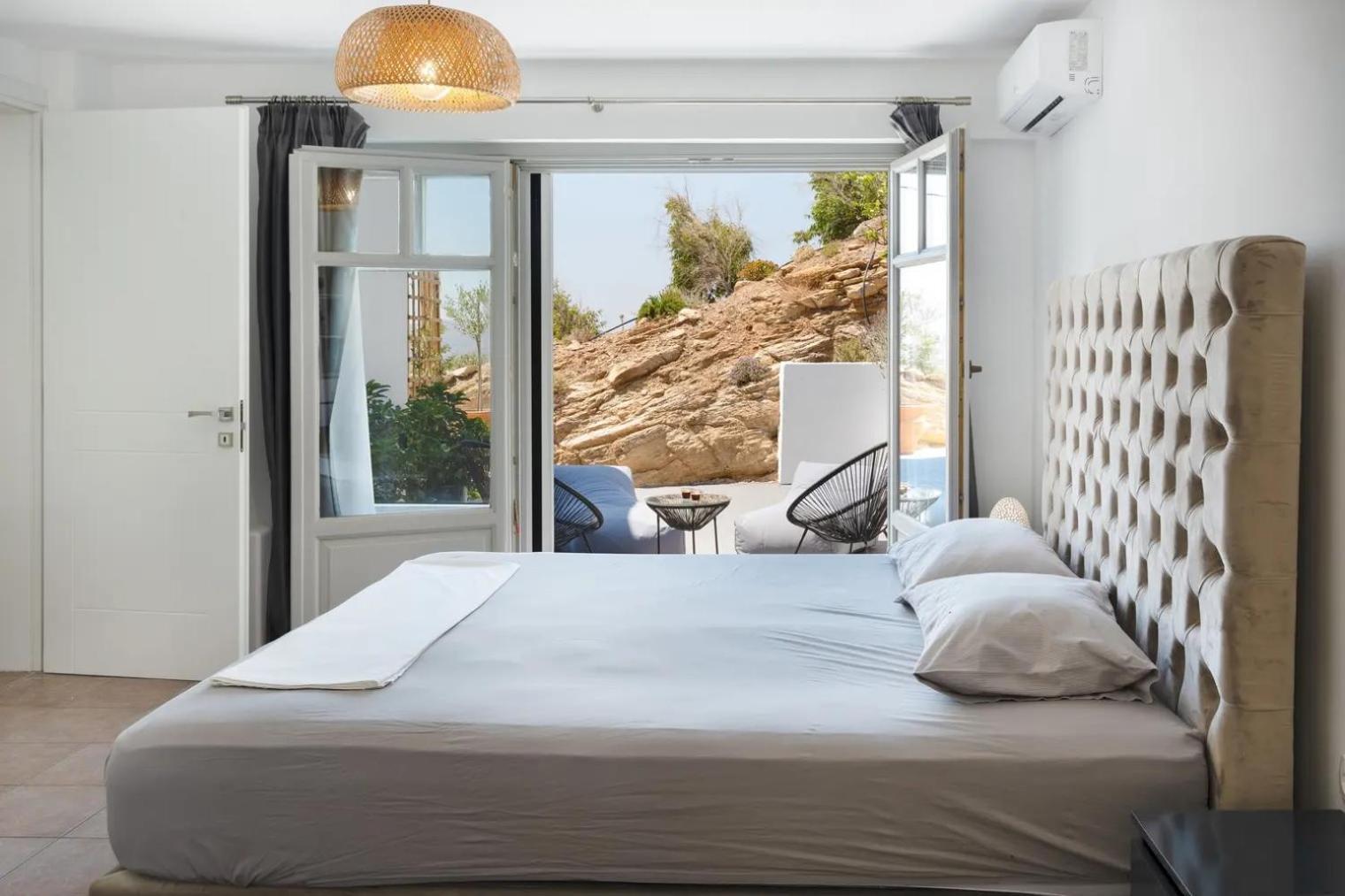 Uppolis με θέα τα νησιά Ano Syros