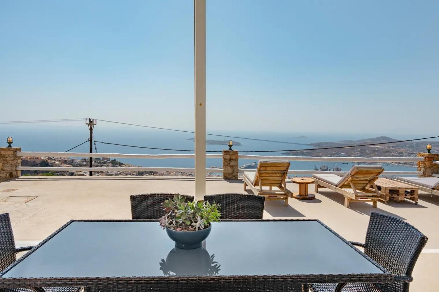 Uppolis με θέα τα νησιά * Ano Syros