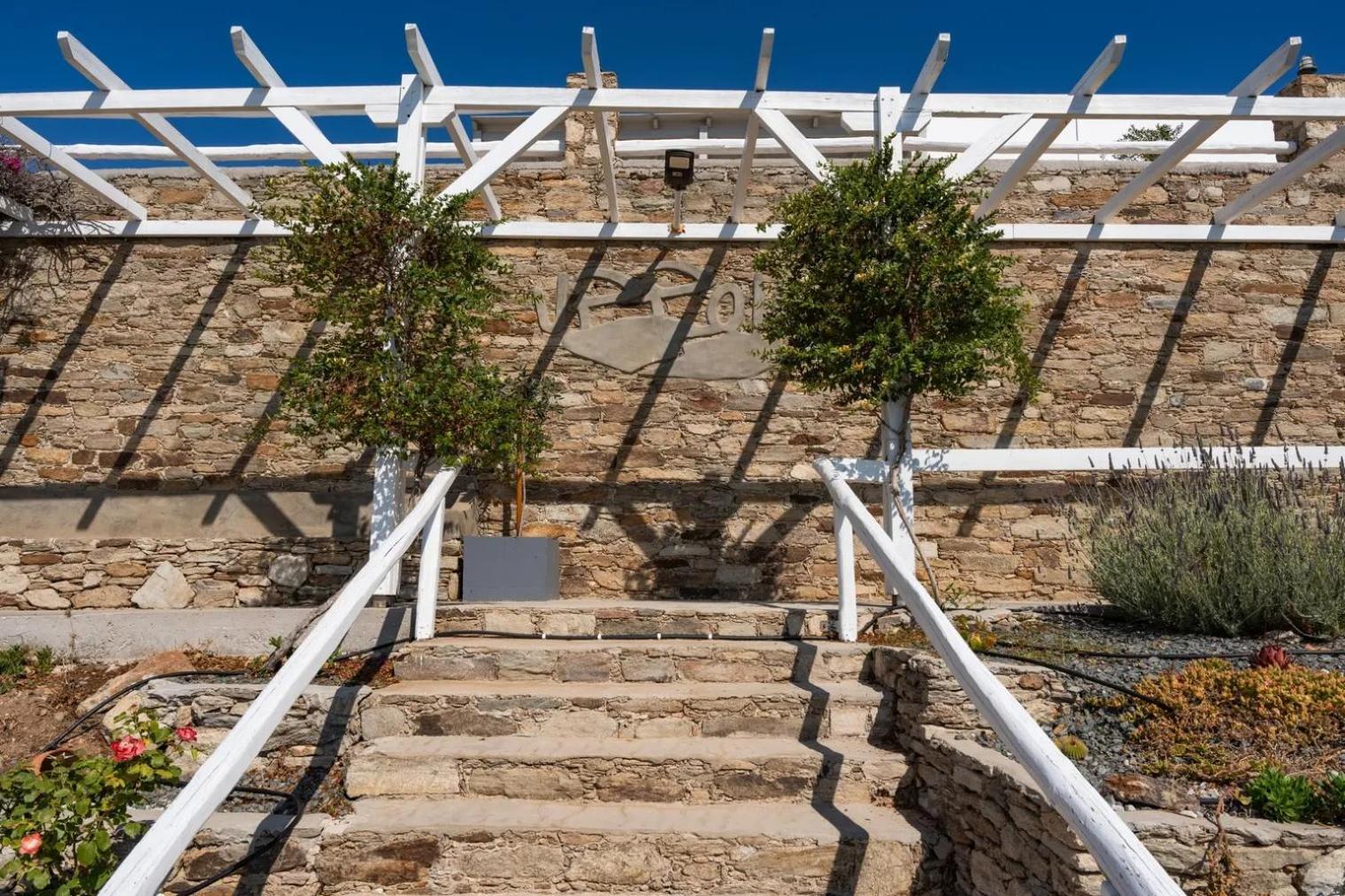 Uppolis με θέα τα νησιά Ano Syros