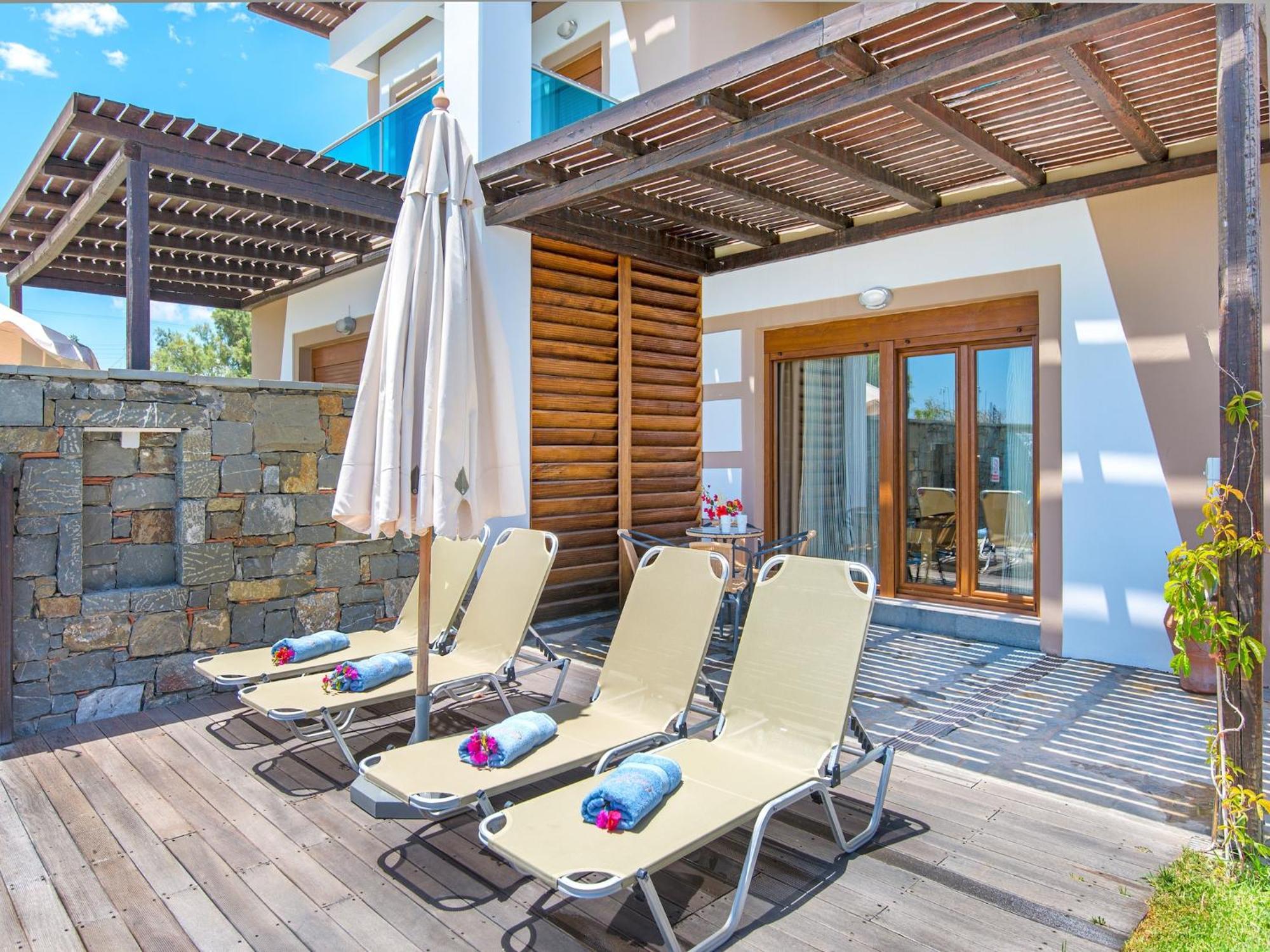 Horizon Line, Holiday home *