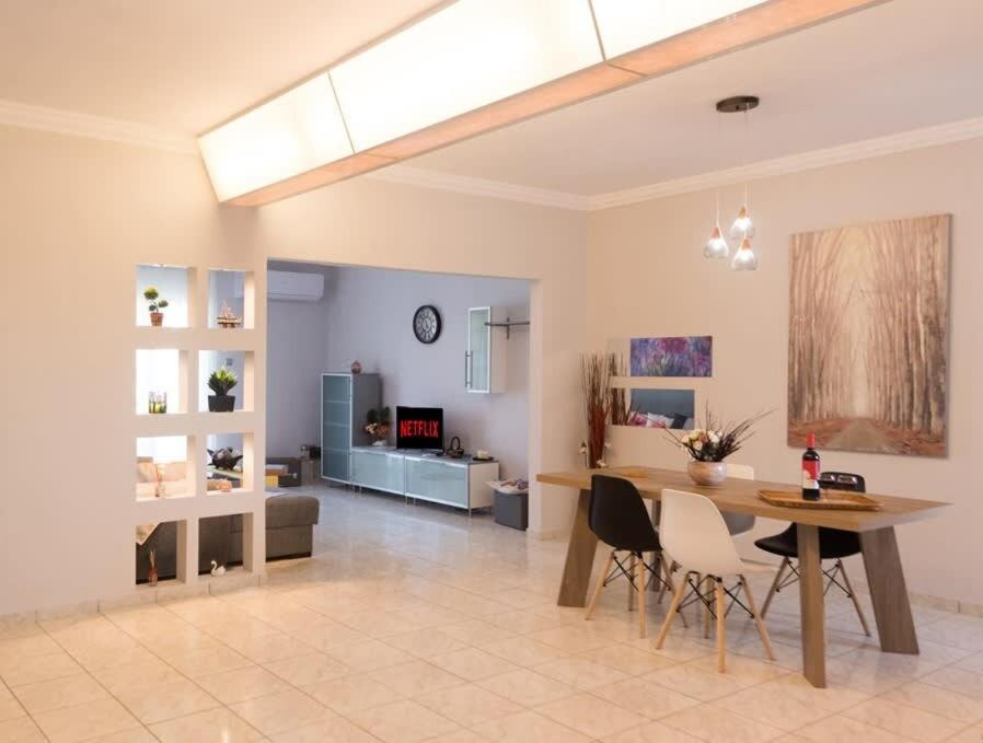 Cozy Flat On The Main Square, 10min To The Sea Holiday home Kalamata