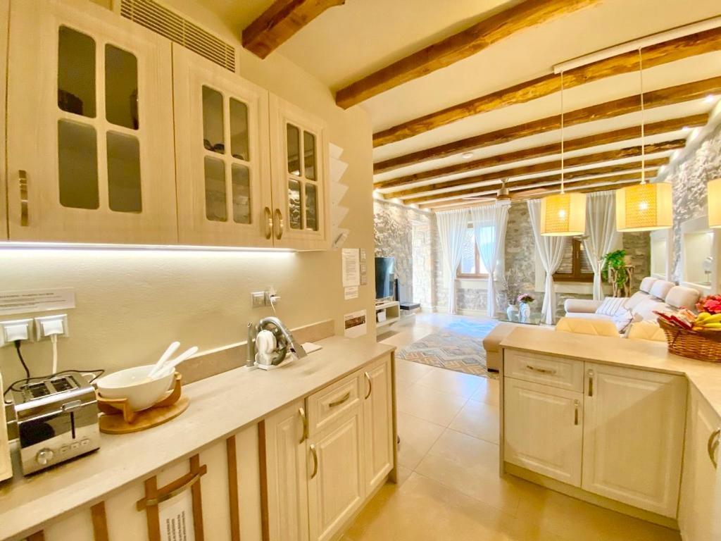 Villasonboard Rock 3 Bed, 3 Bath, Jacuzzi, Seaside Villa Ermioni