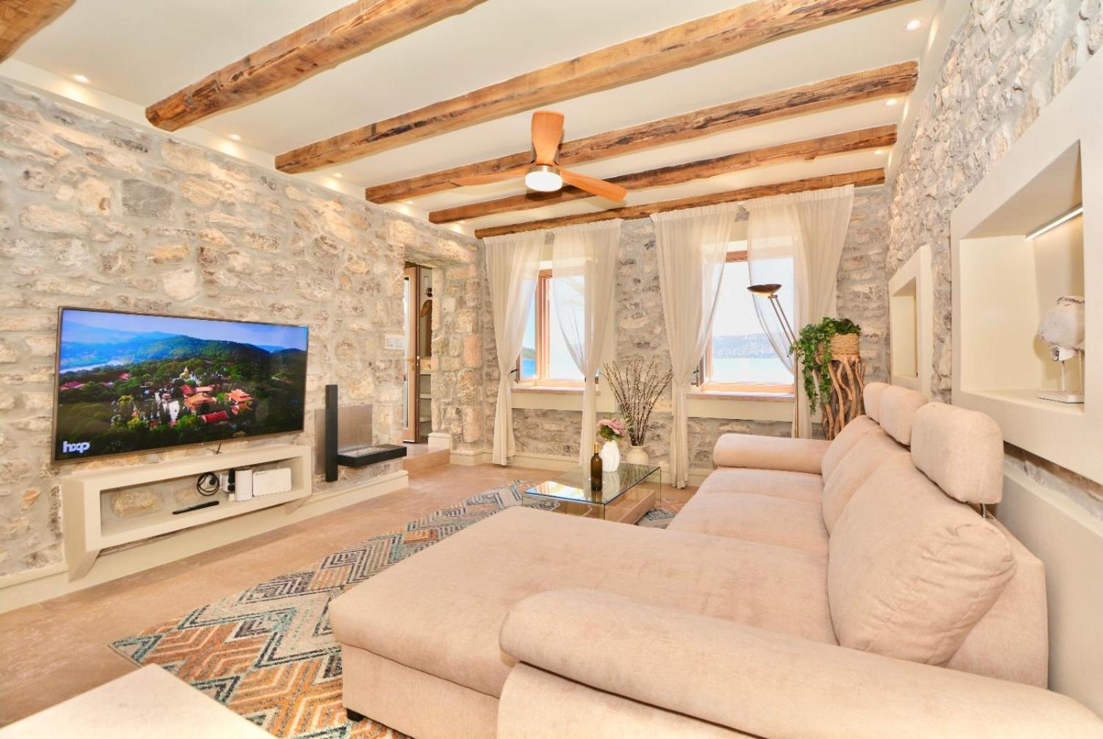 Villasonboard Rock 3 Bed, 3 Bath, Jacuzzi, Seaside Ermioni