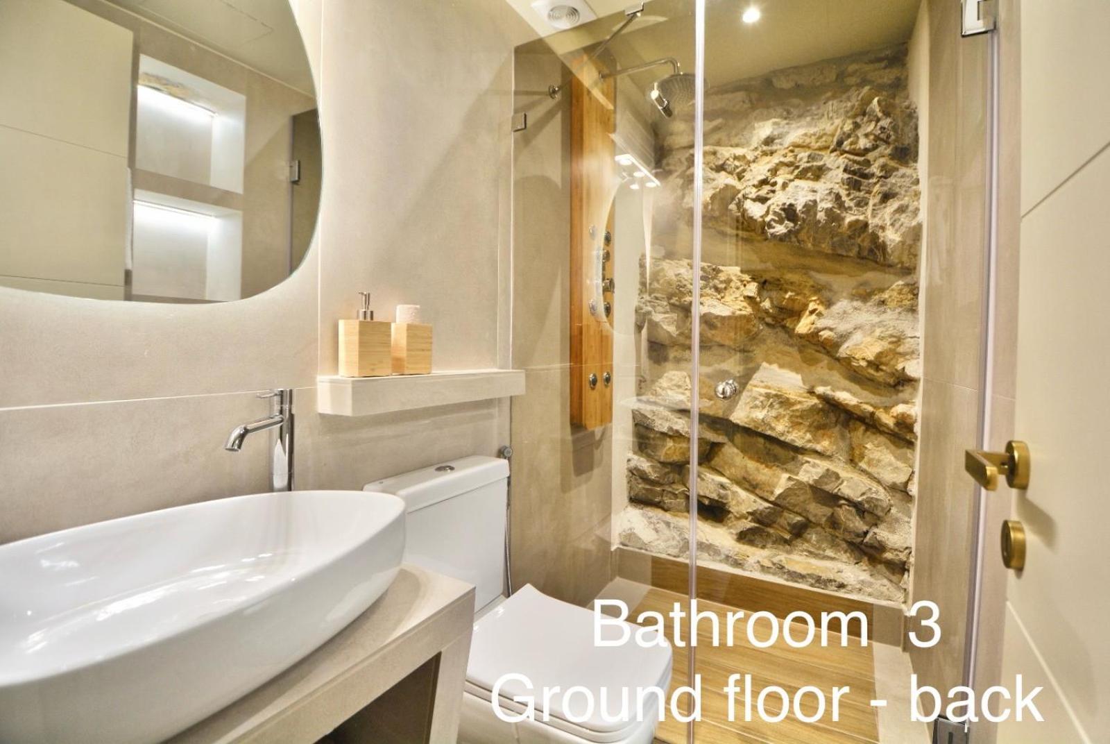 Villasonboard Rock 3 Bed, 3 Bath, Jacuzzi, Seaside *