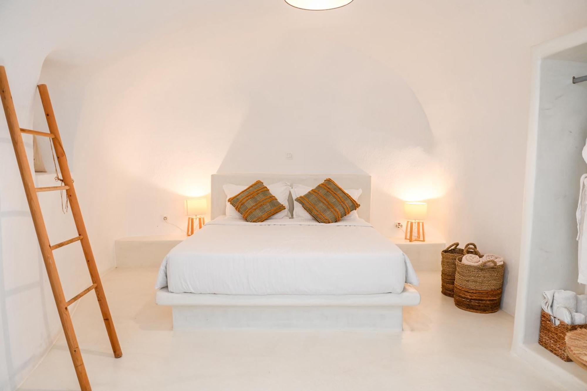 Amphora Luxury - Akrotiri Seaview Escape