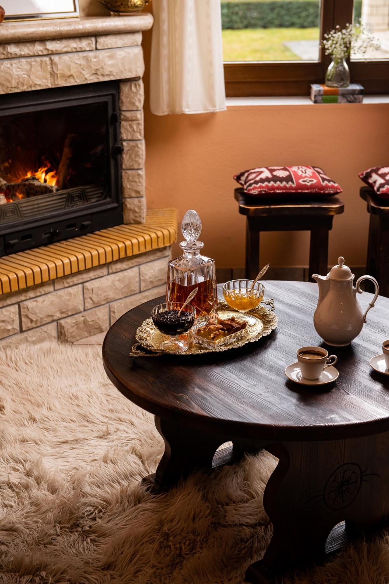 Amygdalies With Fireplace Apartment