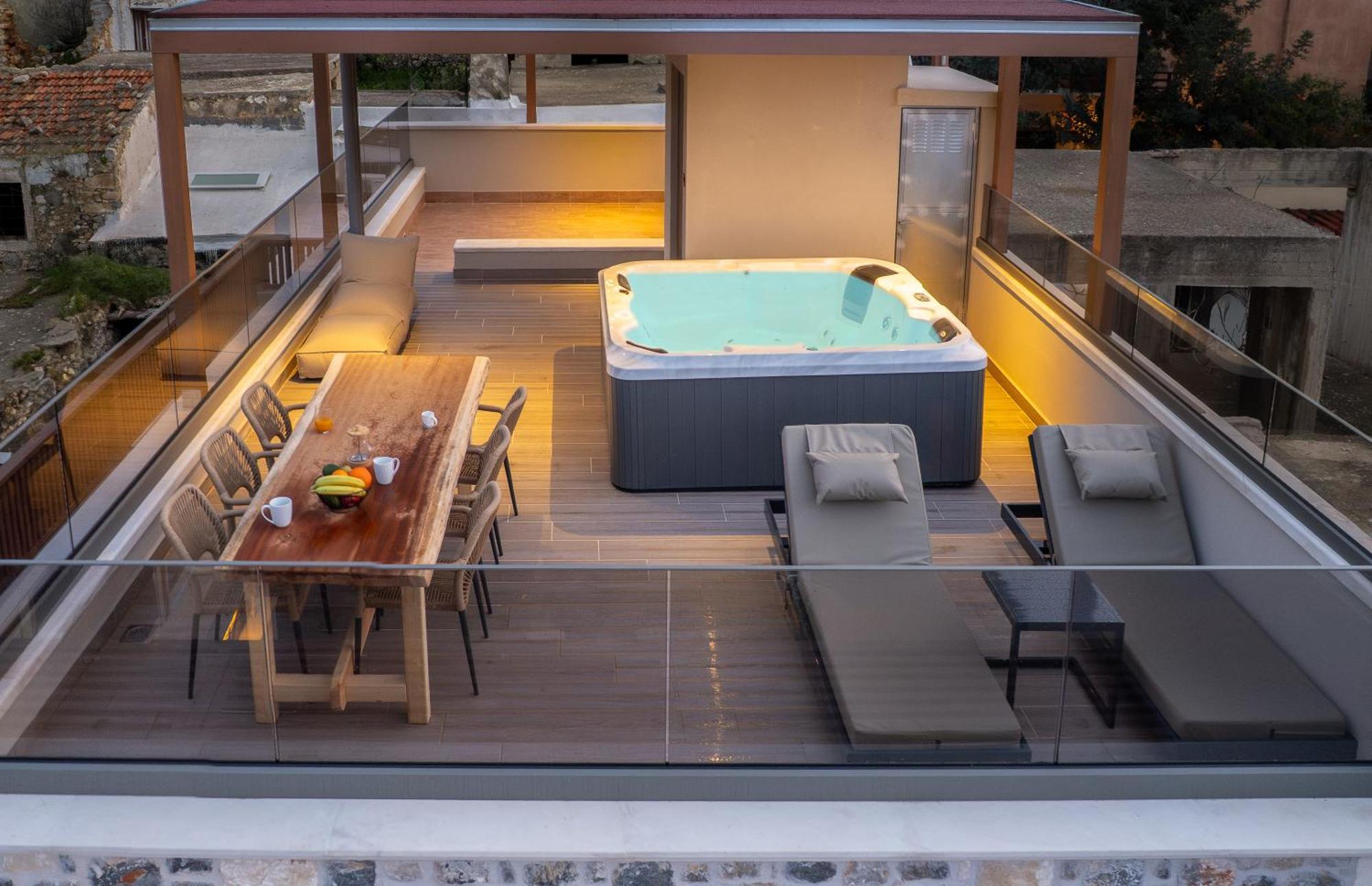 Villa Nicole - Private Pool & Rooftop Jacuzzi
