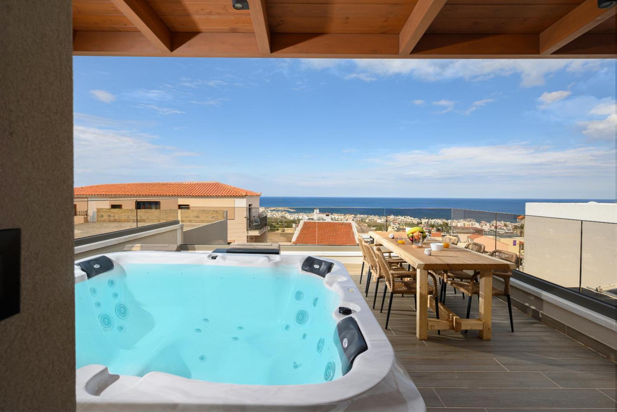 Nicole - Private Pool & Rooftop Jacuzzi