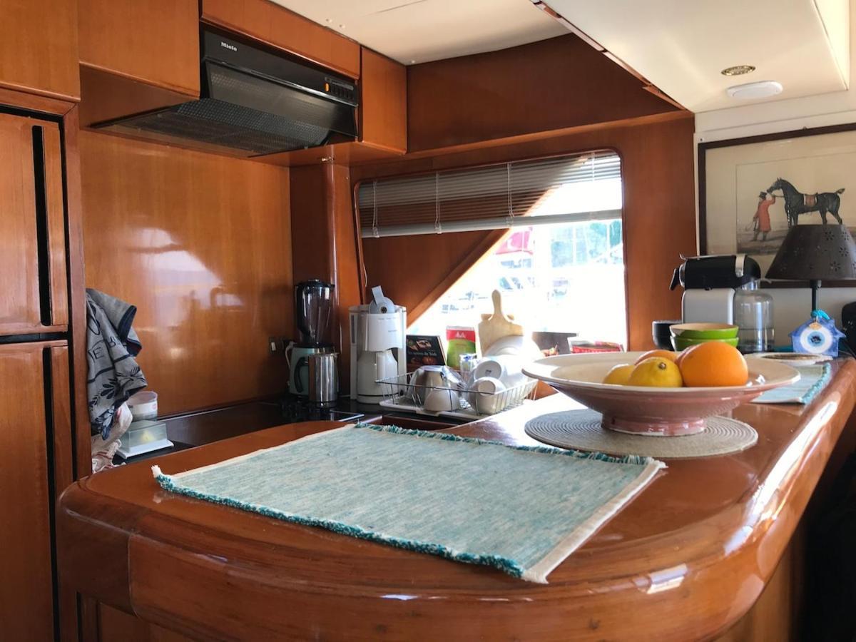 Botel Vintage Yacht *