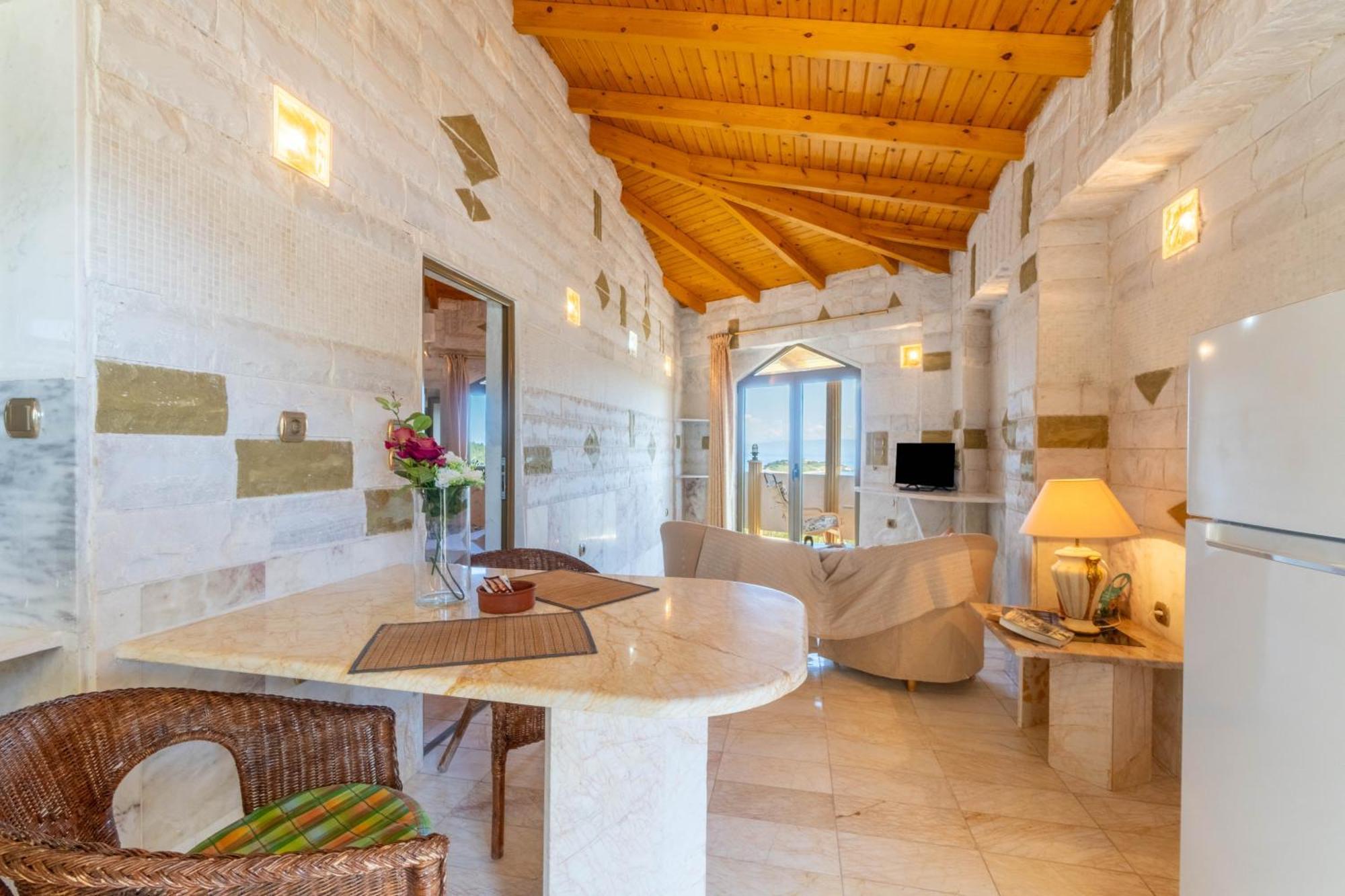 Paco's Luxury 19 * Ozias